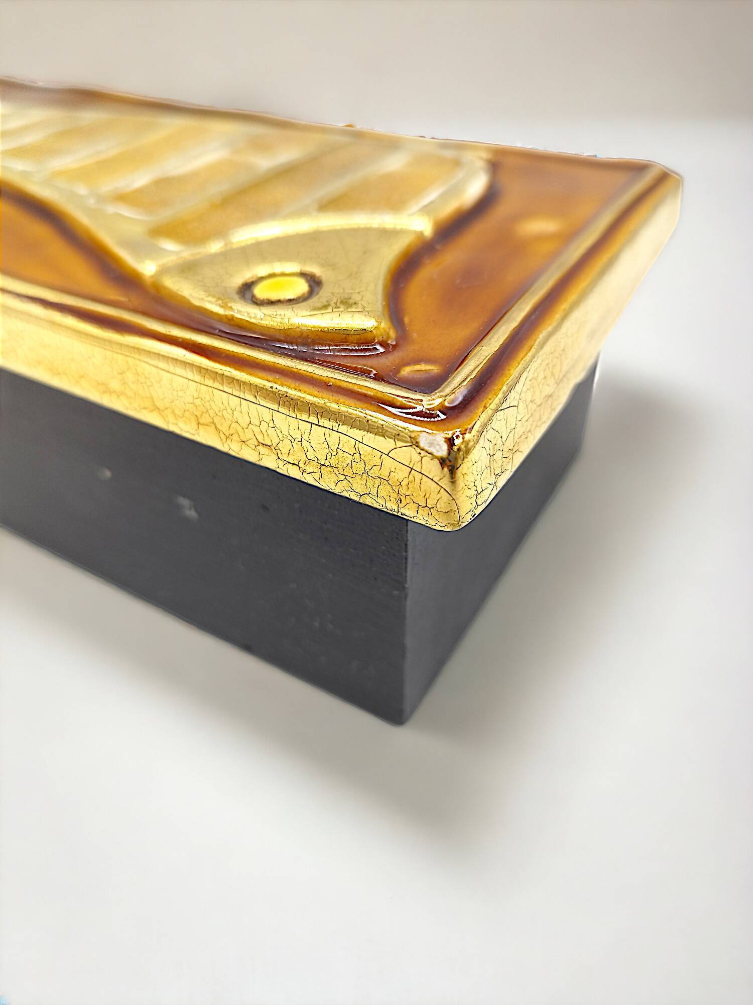 Grand coffret "Paon" en terre estampée, or craquelé et verre