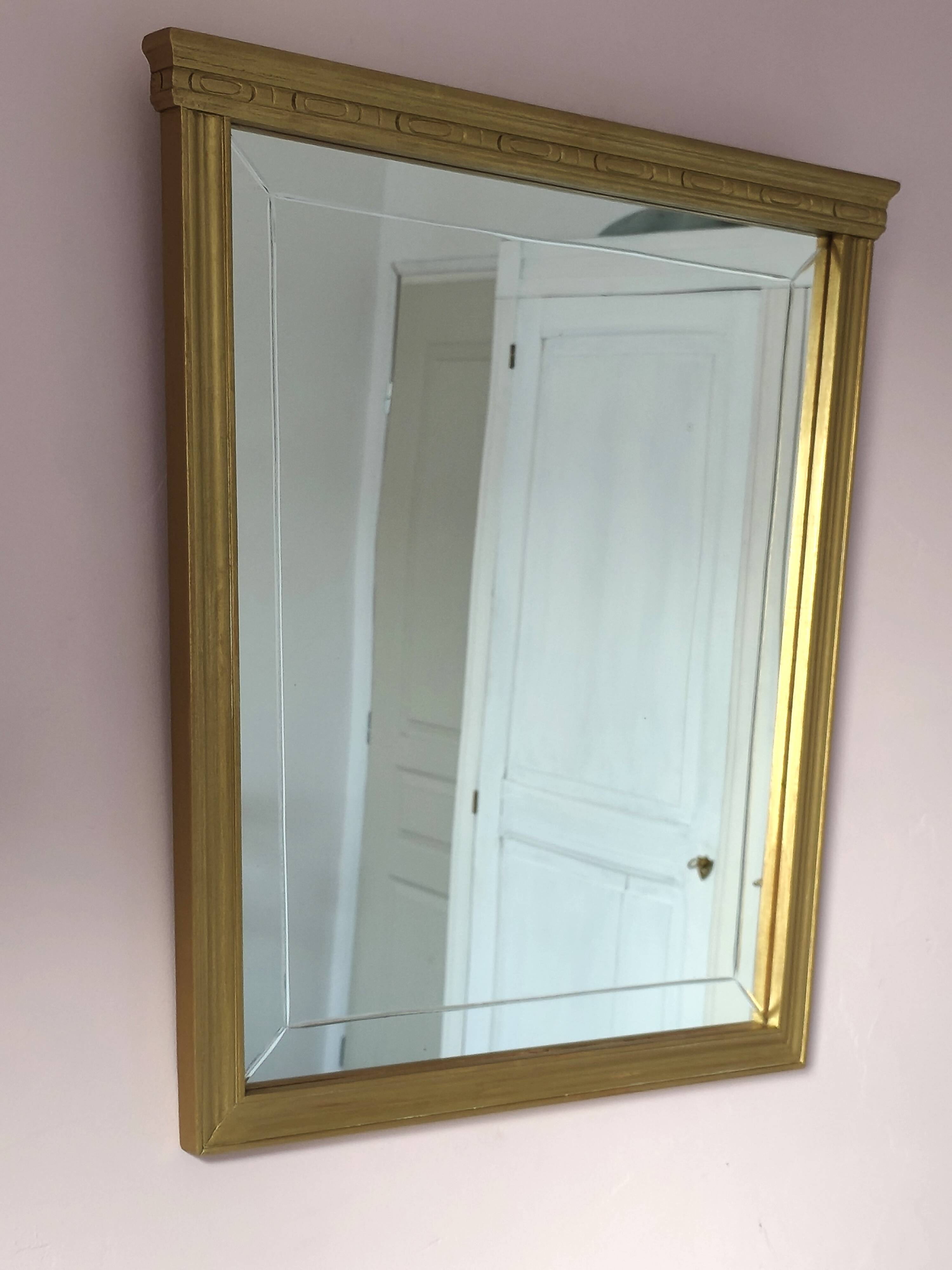 Miroir en bois doré, de forme organique avec une glace biseauté
