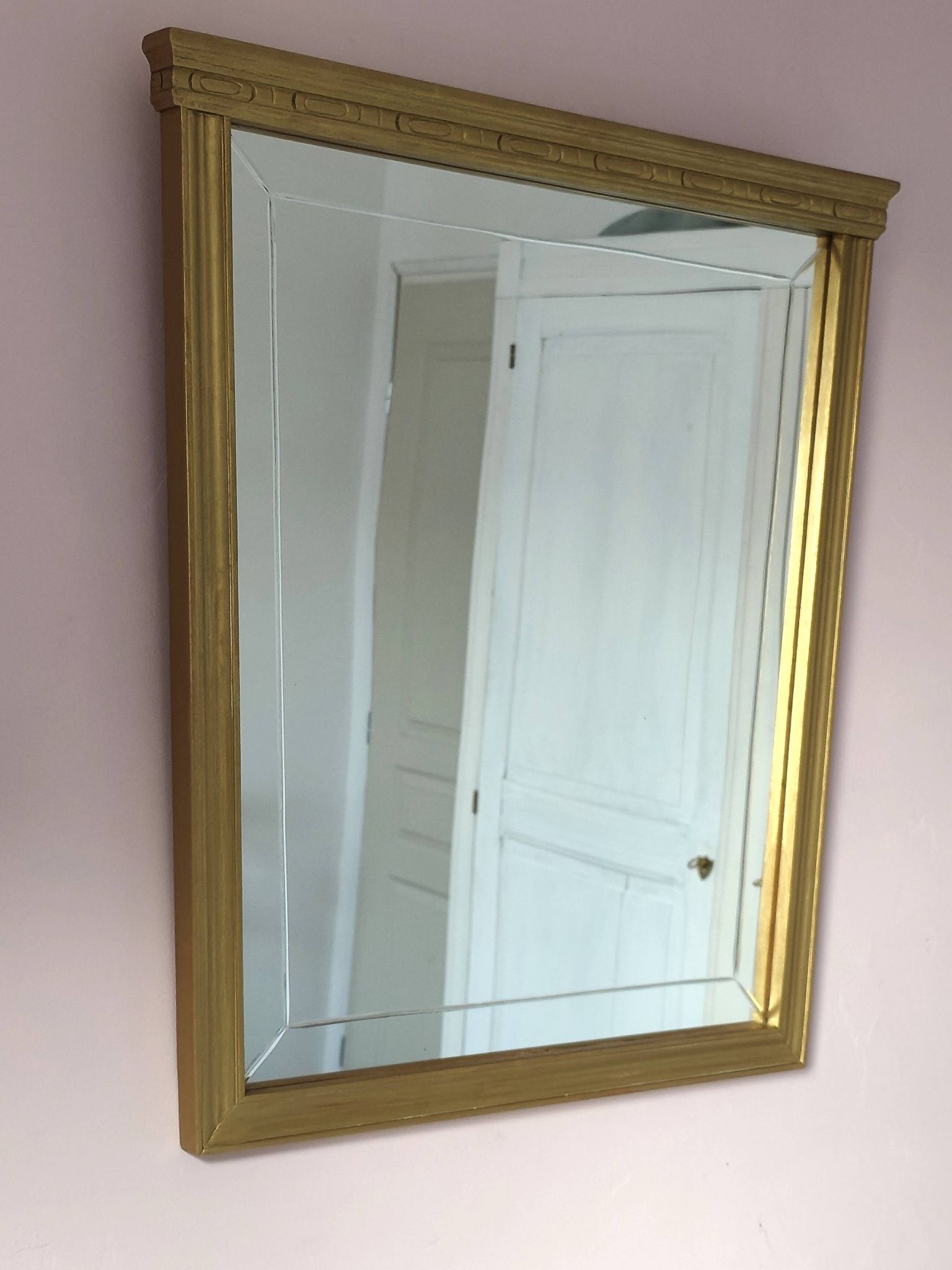 Miroir en bois doré, de forme organique avec une glace biseauté