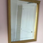 Miroir en bois doré, de forme organique avec une glace biseauté