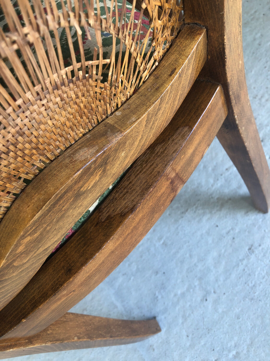 Table ronde avec rallonges et 4 chaises dossier cannage Vintage