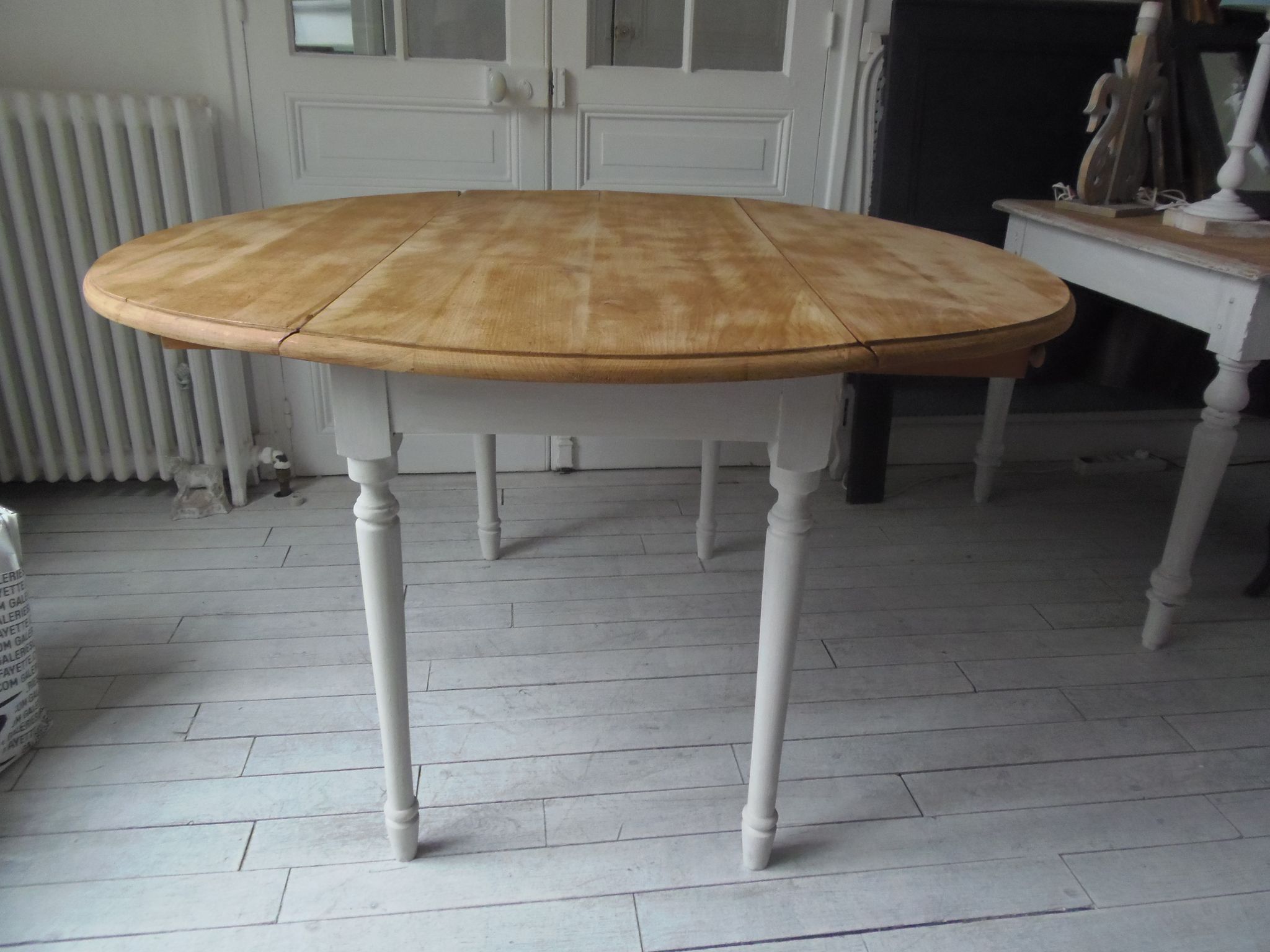 Round table with flaps