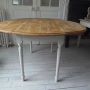 Round table with flaps