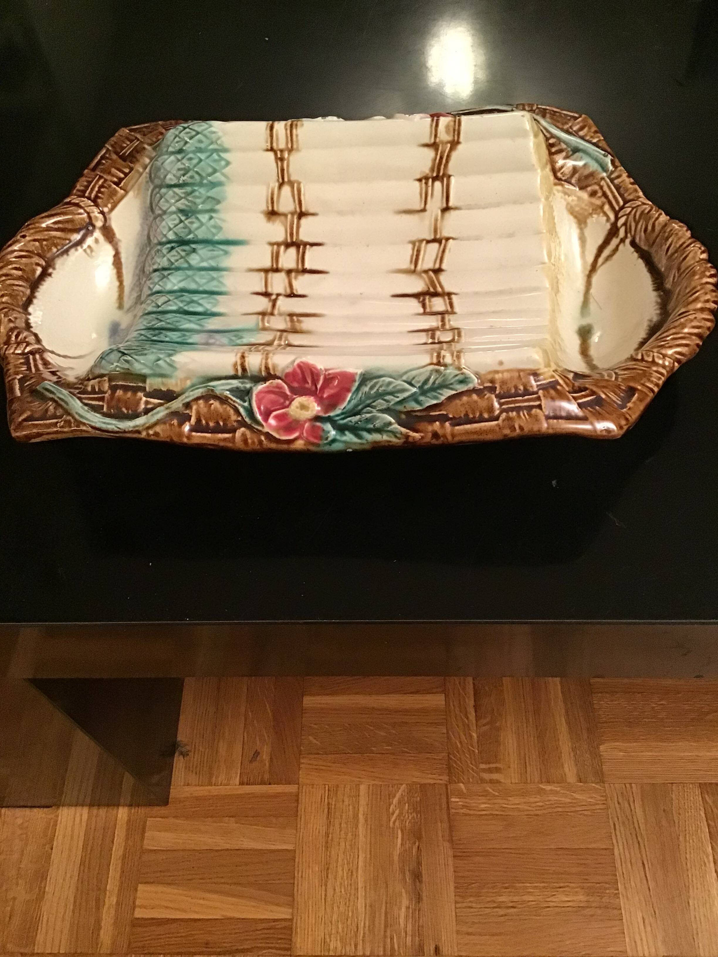 Asparagus dish with earthenware
