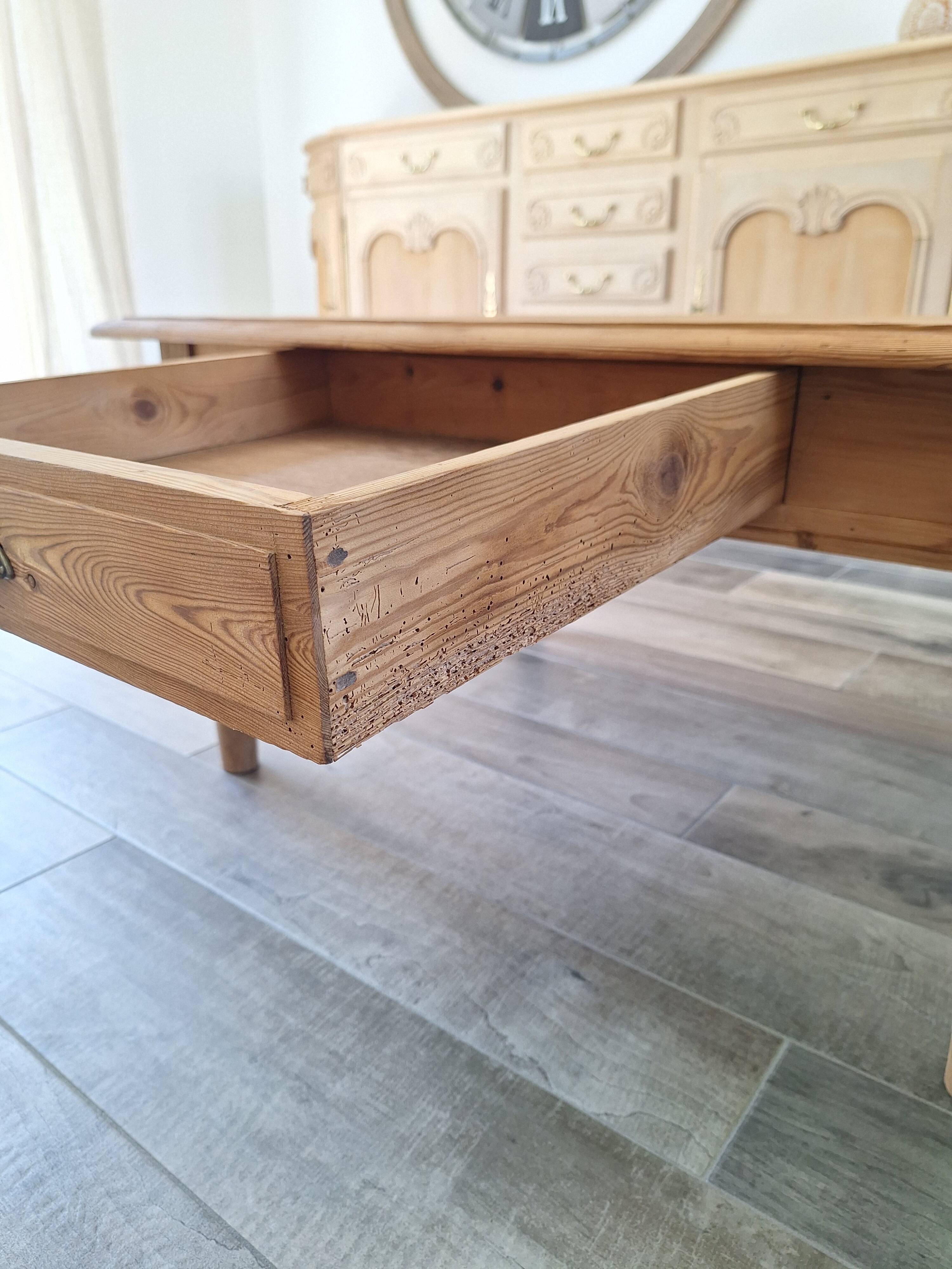 Farmhouse coffee table in solid wood, country style.