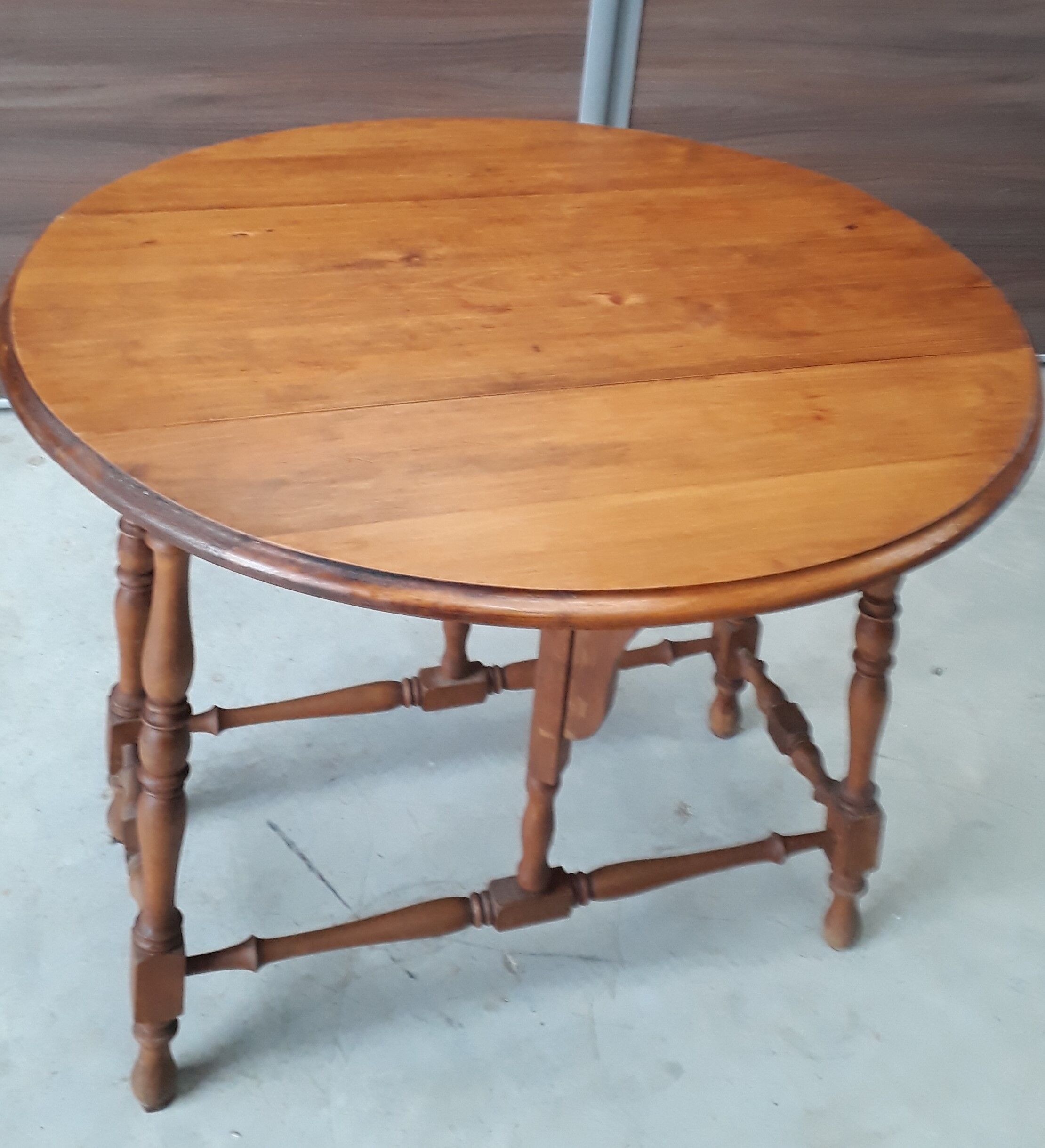 Foldable round table