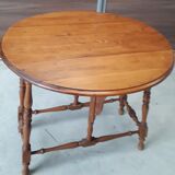 Foldable round table