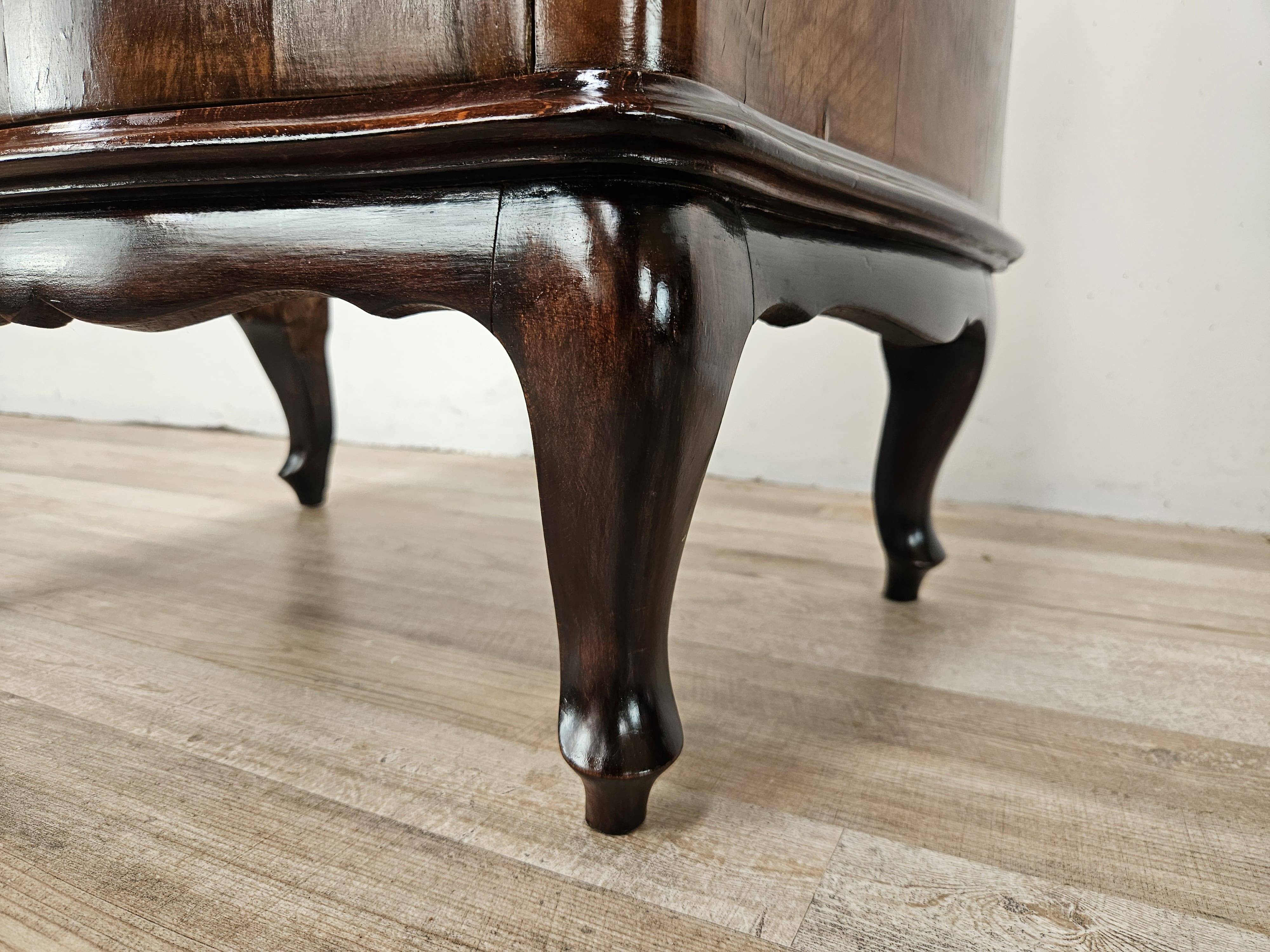Pair of 1940s Chippendale bedside tables in walnut burl