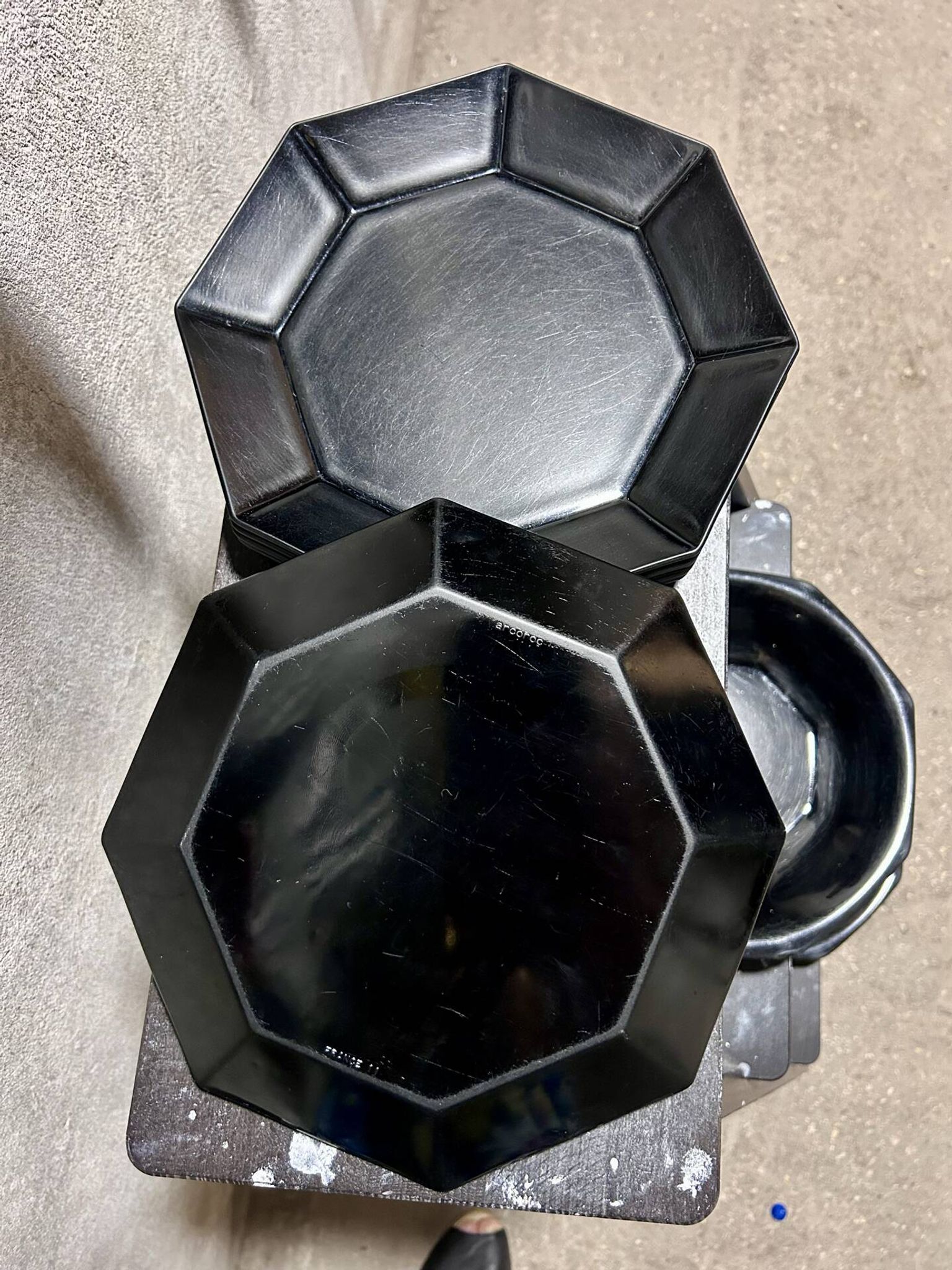 Assiettes noires arcoroc vintage