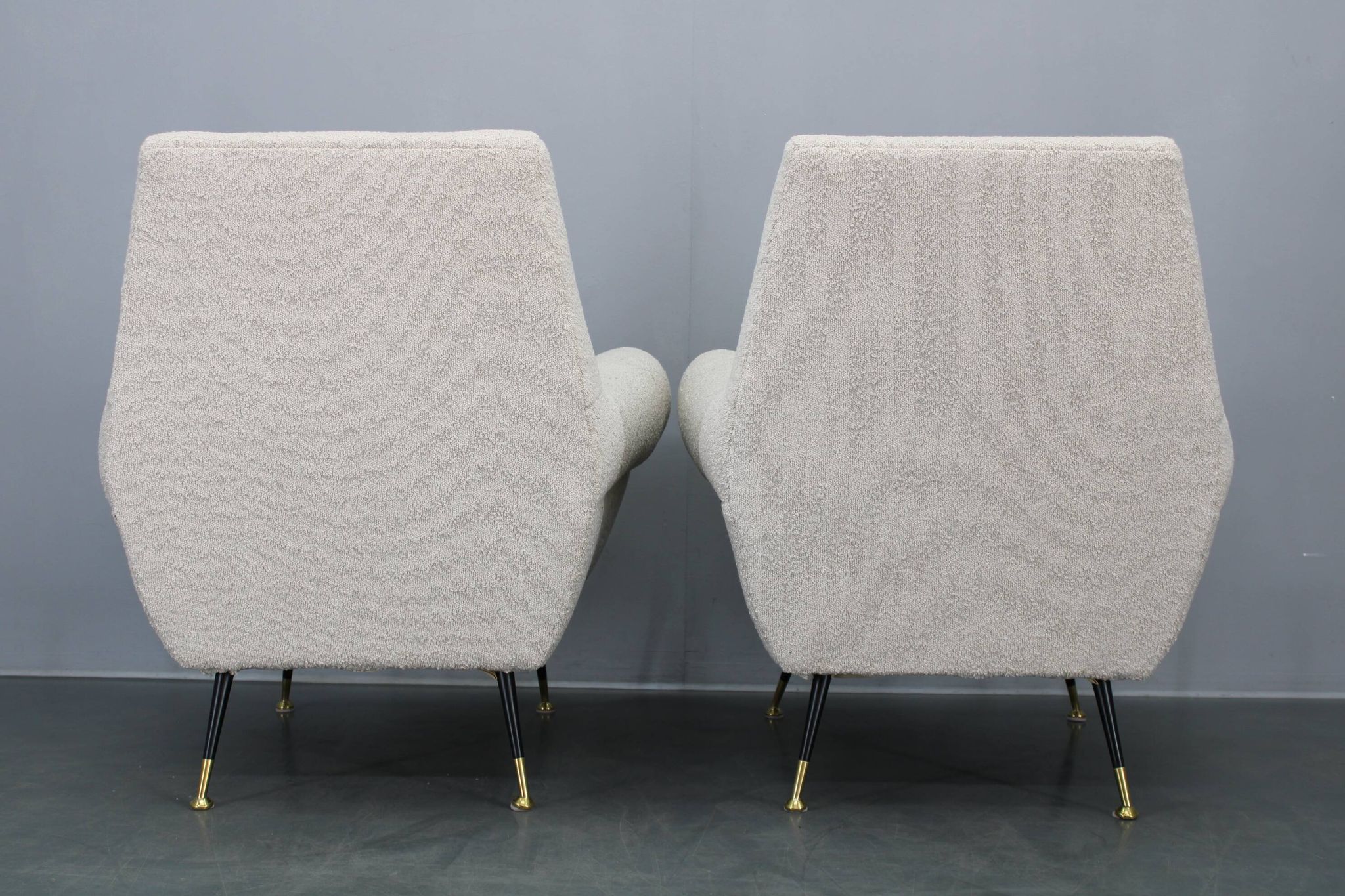 Paire de fauteuils bouclés italiens du milieu du siècle, pieds en fer et laiton, années 1950