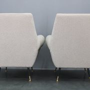 Paire de fauteuils bouclés italiens du milieu du siècle, pieds en fer et laiton, années 1950
