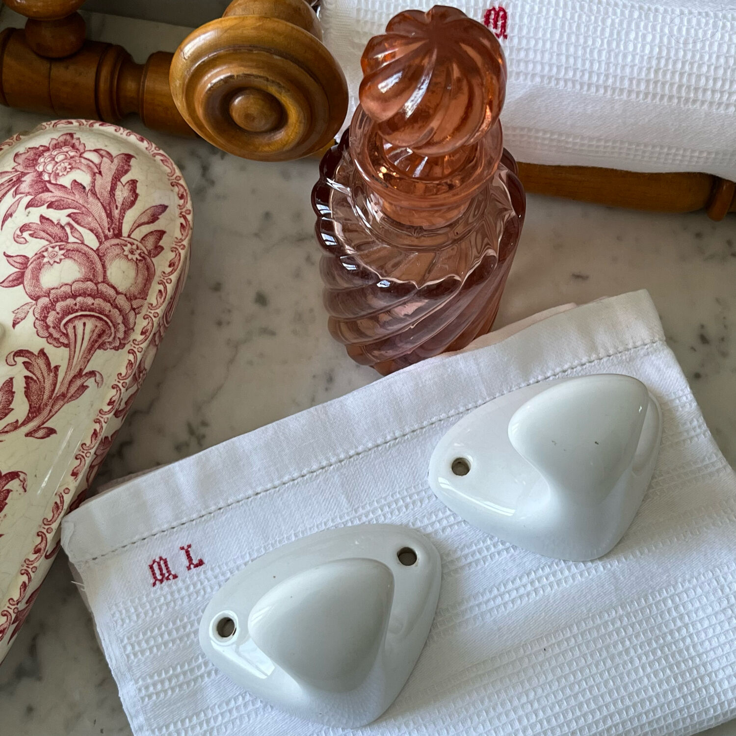 Pair of ceramic hooks