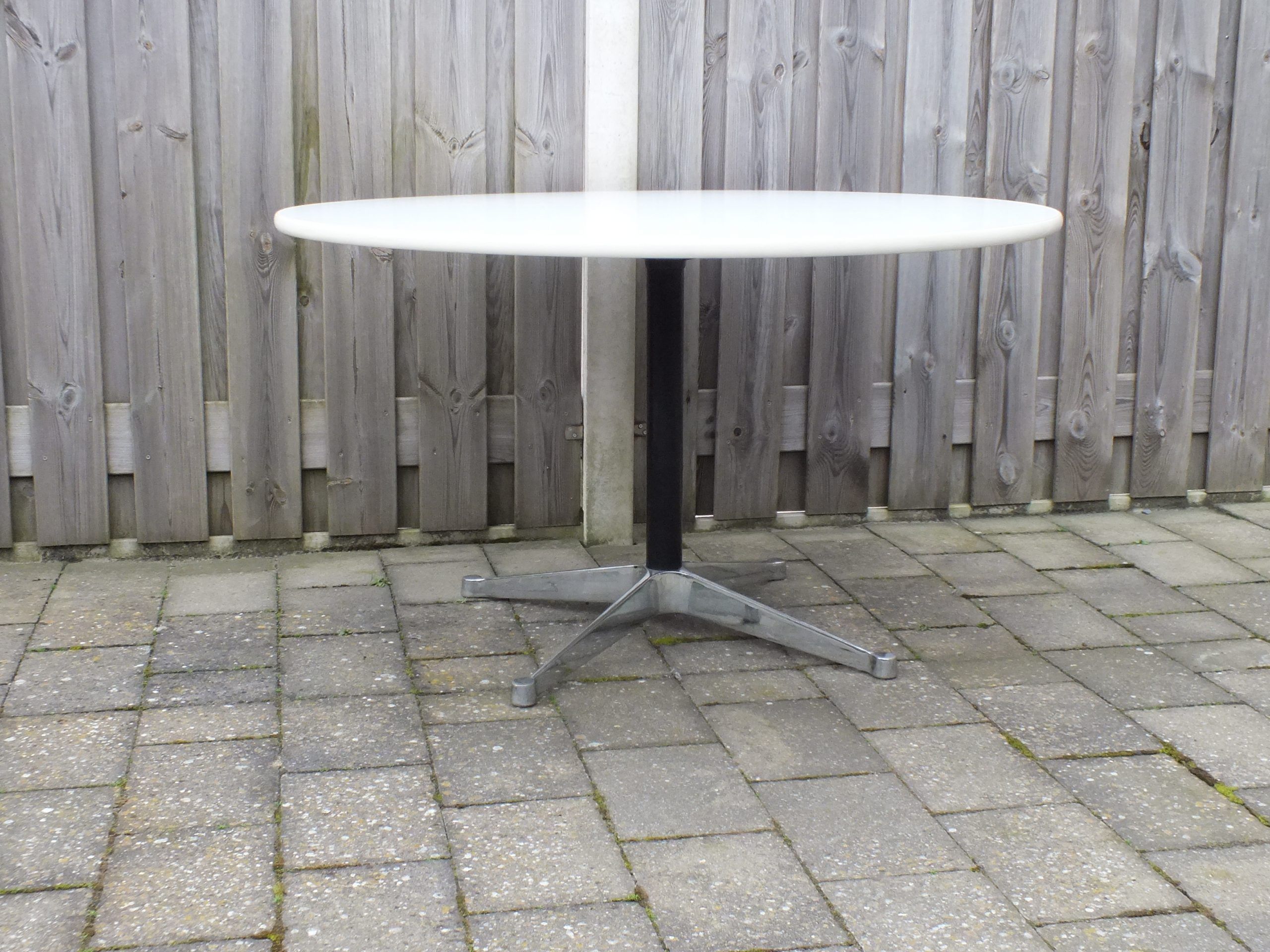 Round dining table by George Nelson for Herman Miller USA 1970s