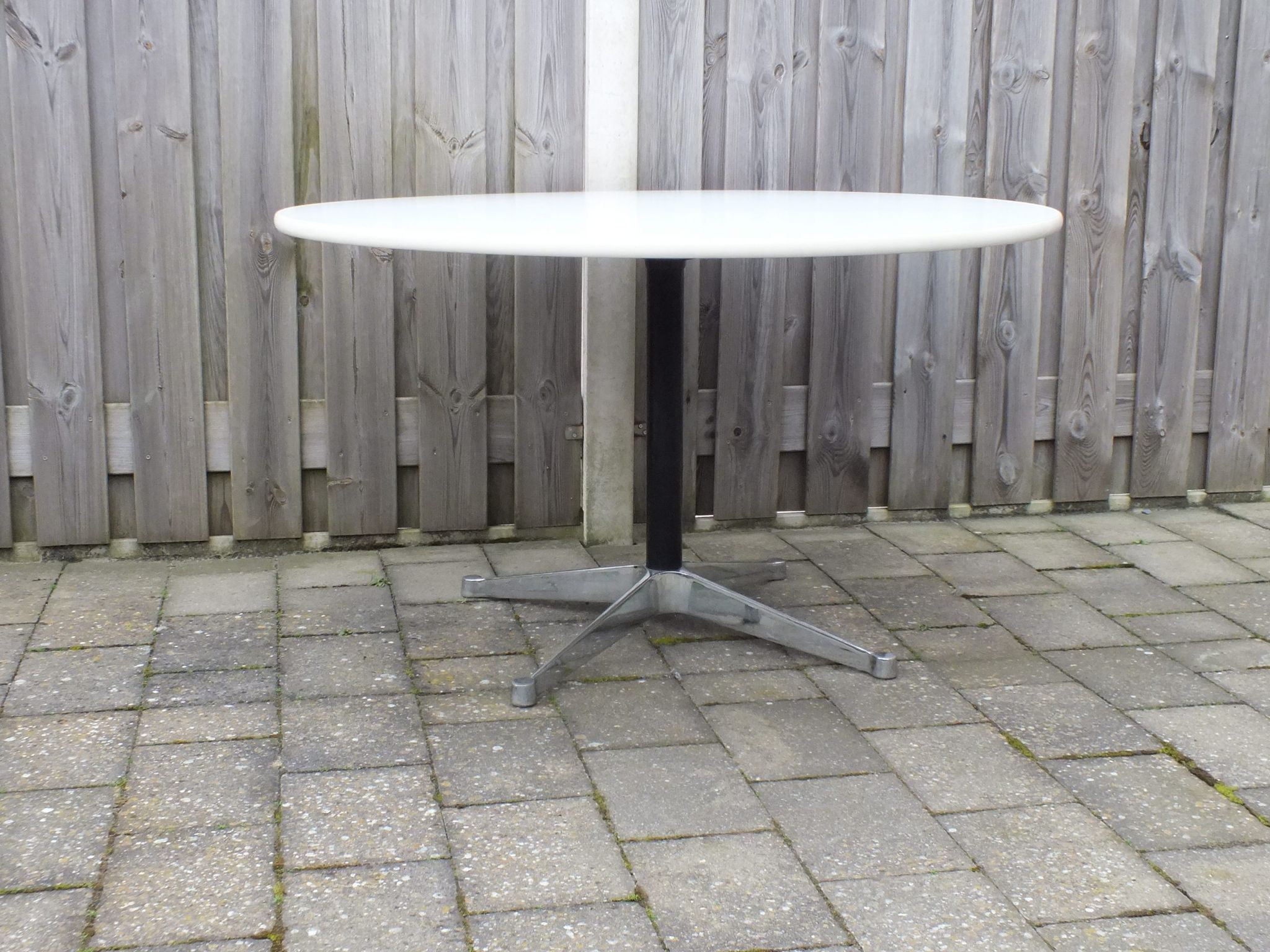 Table ronde par George Nelson pour Herman Miller USA années 1970