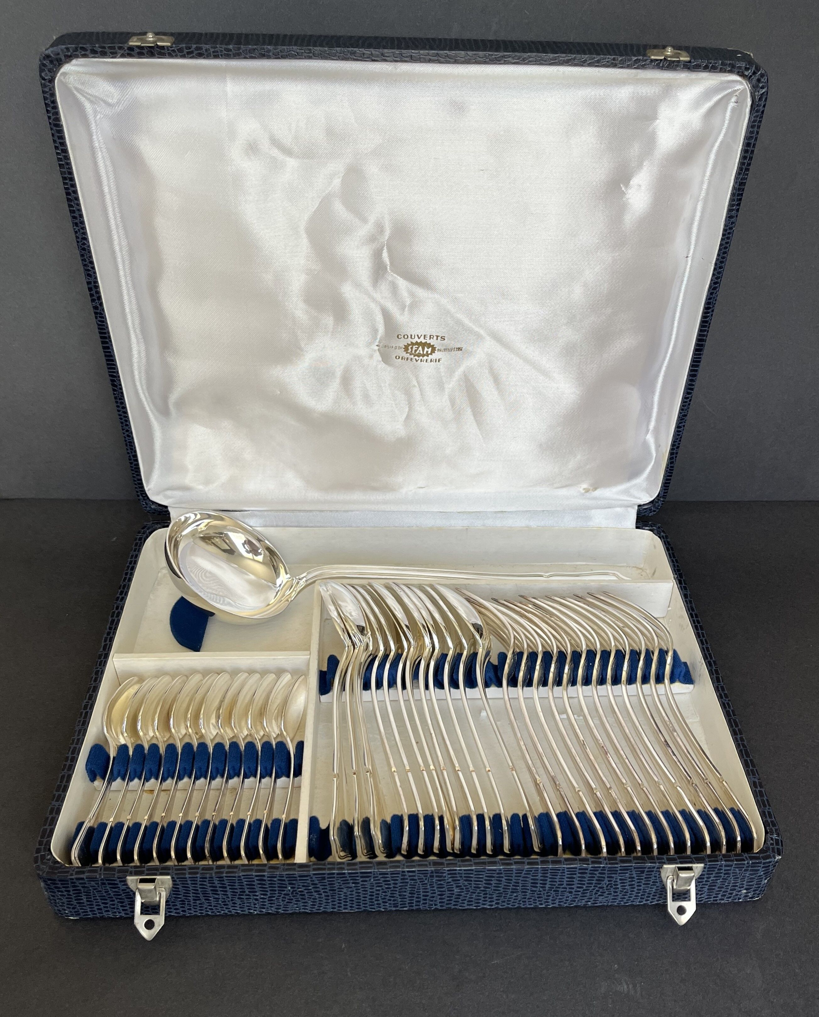 Ménagère en métal argenté de 61 pièces