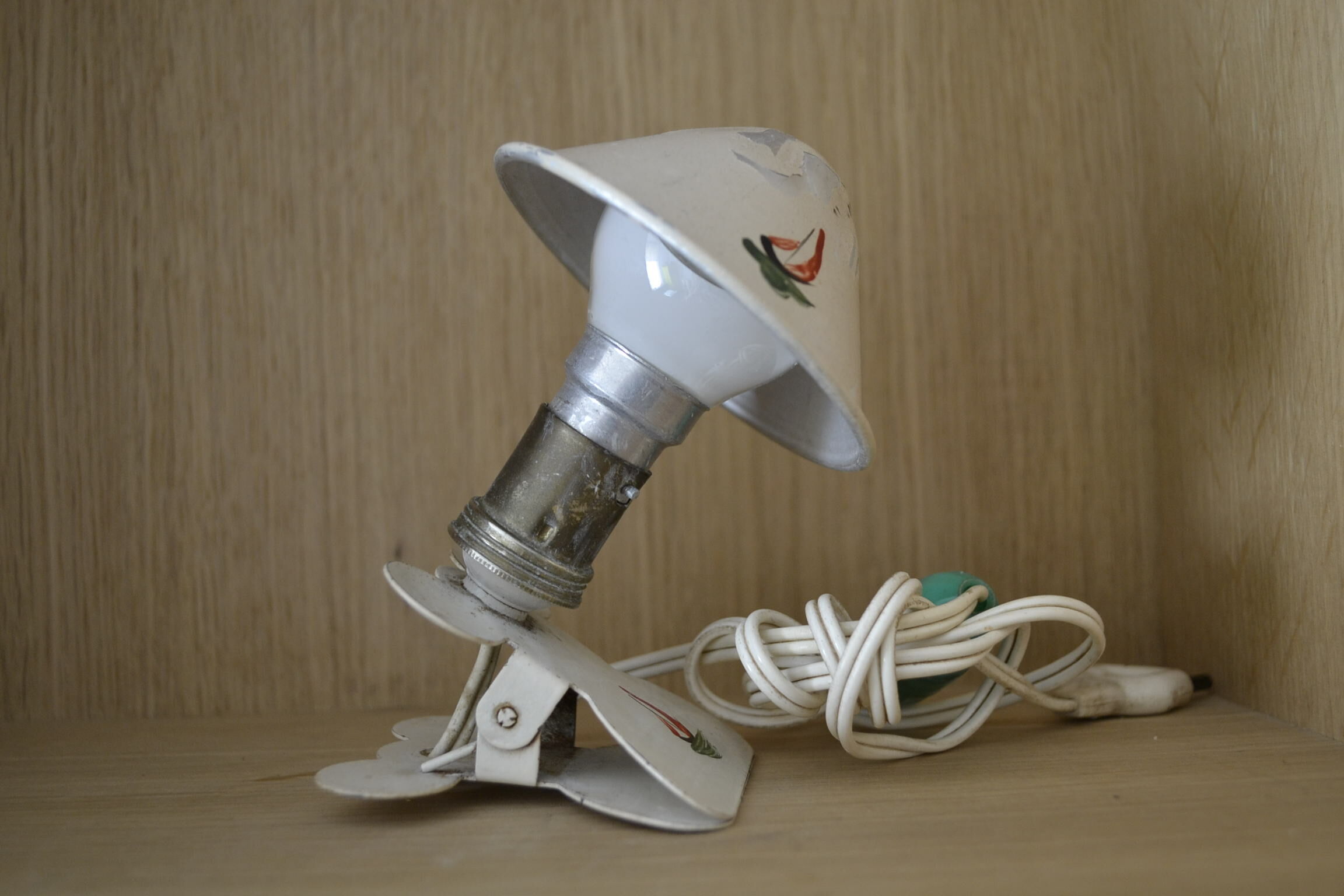 Clamp e-reader
