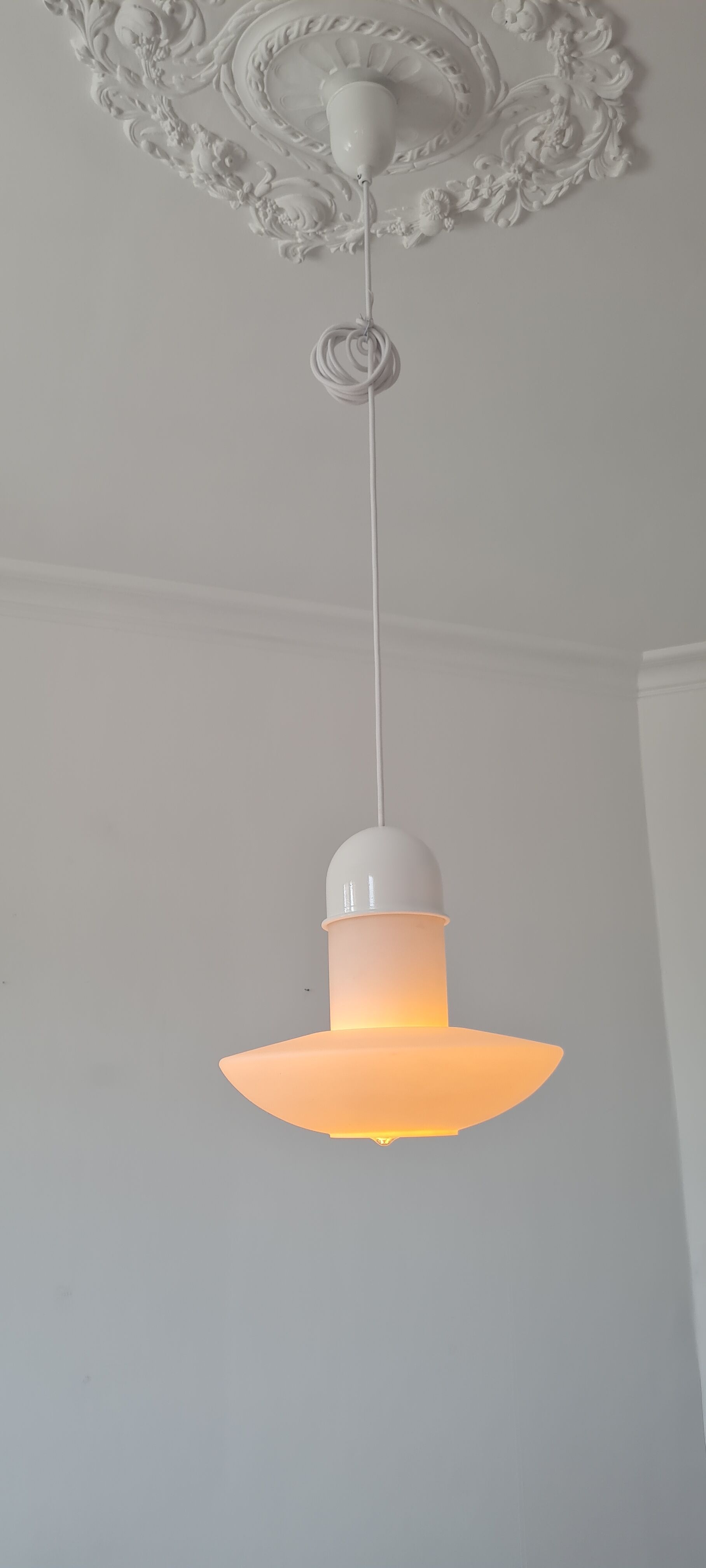 Suspension in white opaline limburg