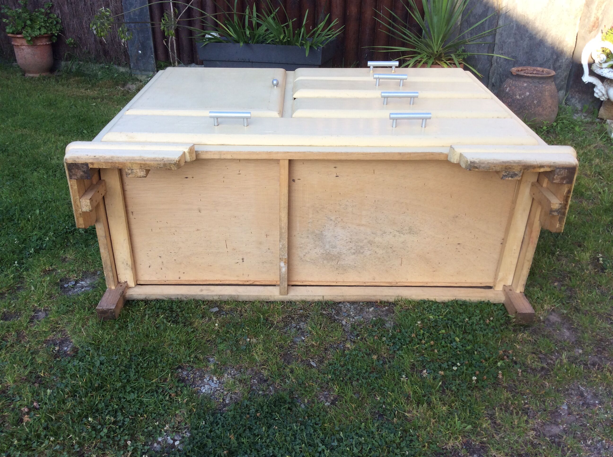 Buffet convenient vintage Mado lacquered white beige in good condition.