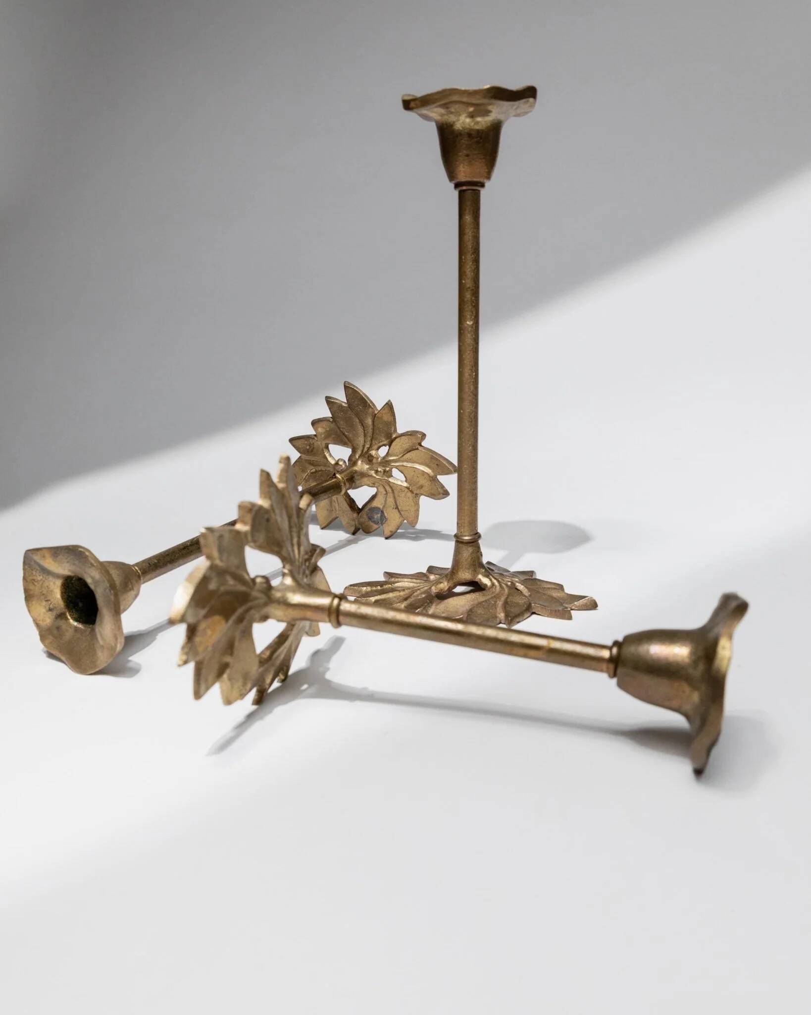 Set of 3 Doré Laiton Candle Holders – Art Nouveau Flower & Leaf Design, Italy, 1940s