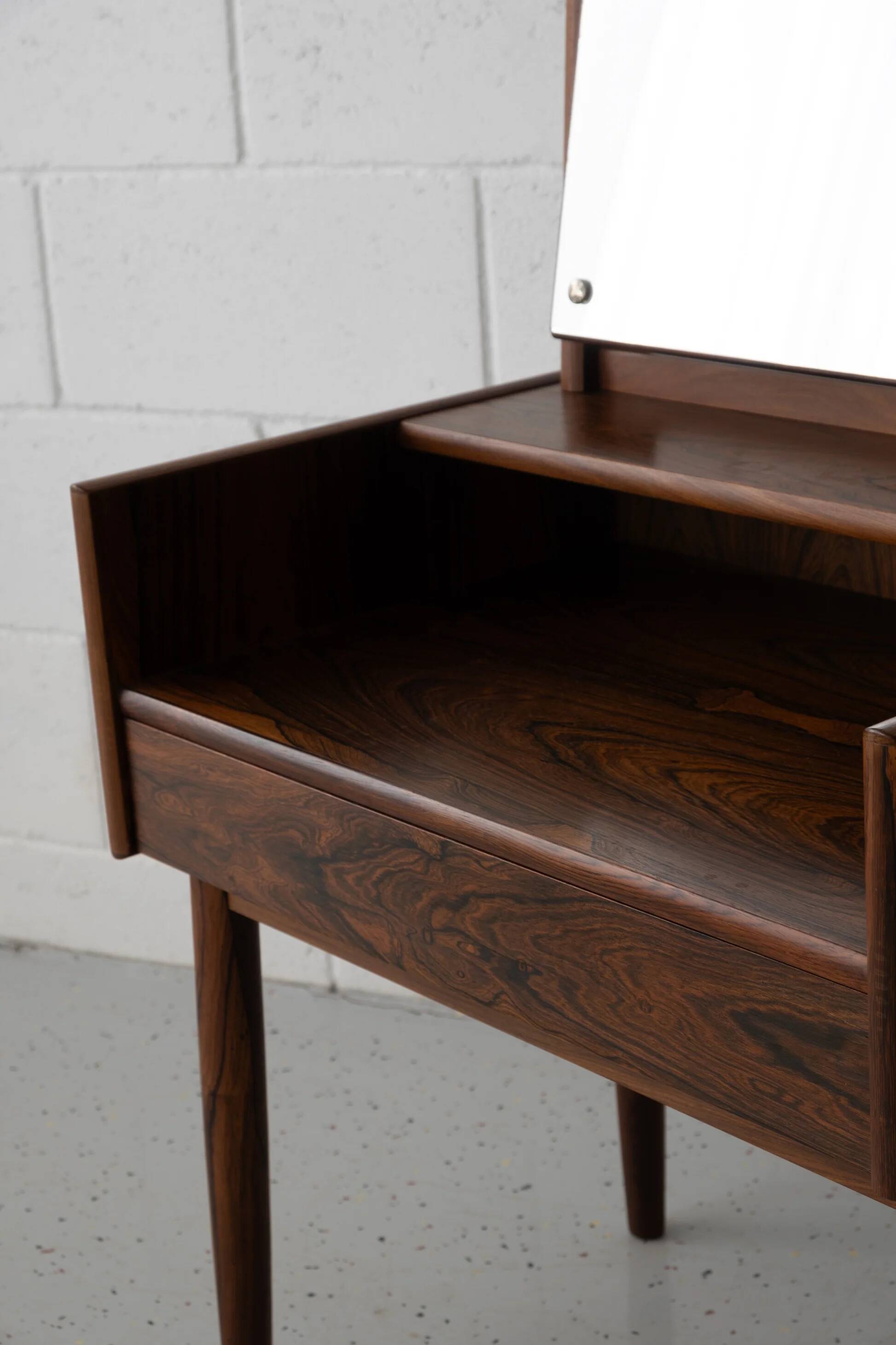 Melvin Mikkelsen dressing table