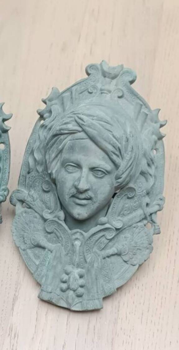 Billiard corner, bronze door knocker