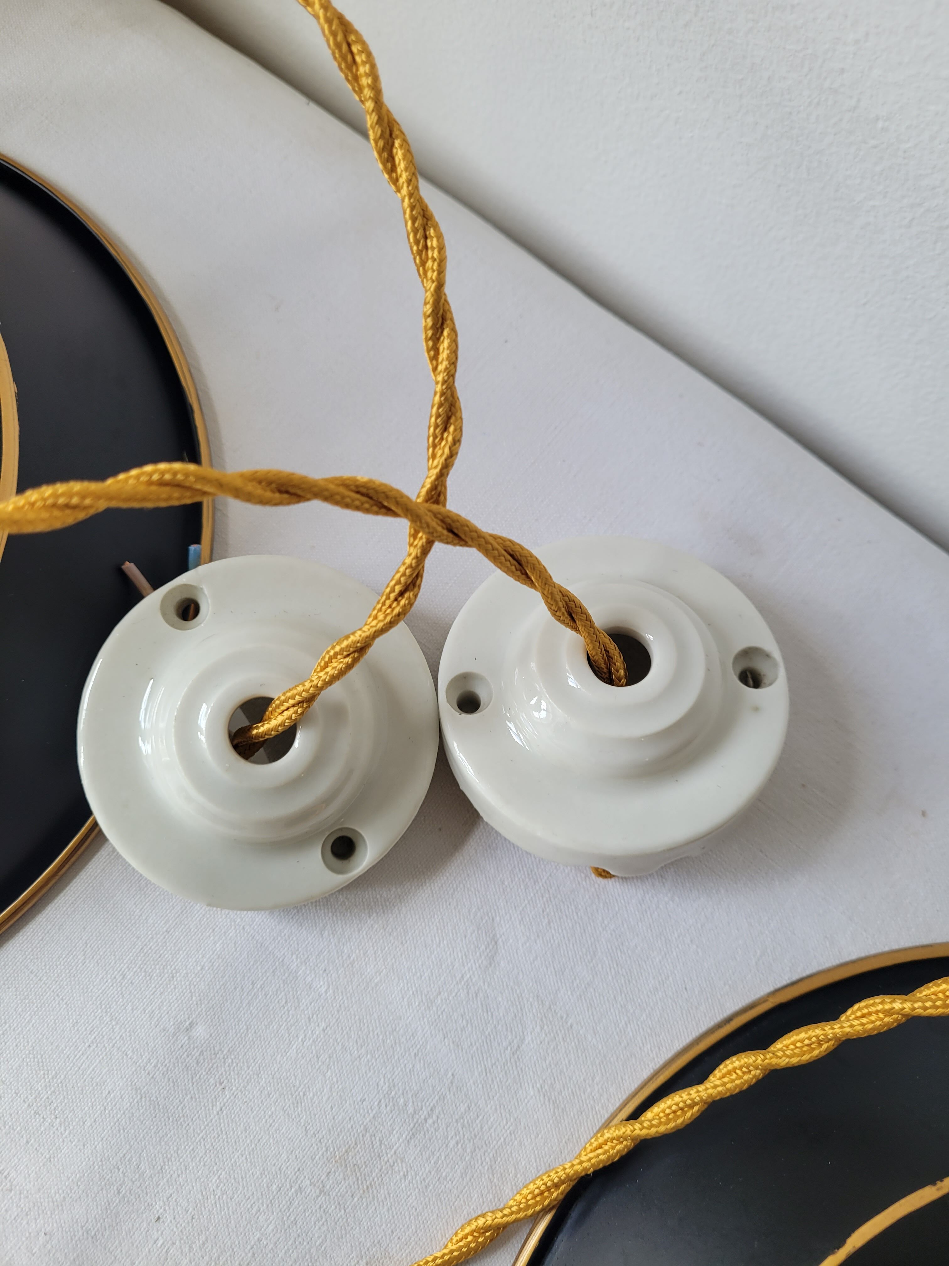 Duo of suspensions in enamelled sheet metal