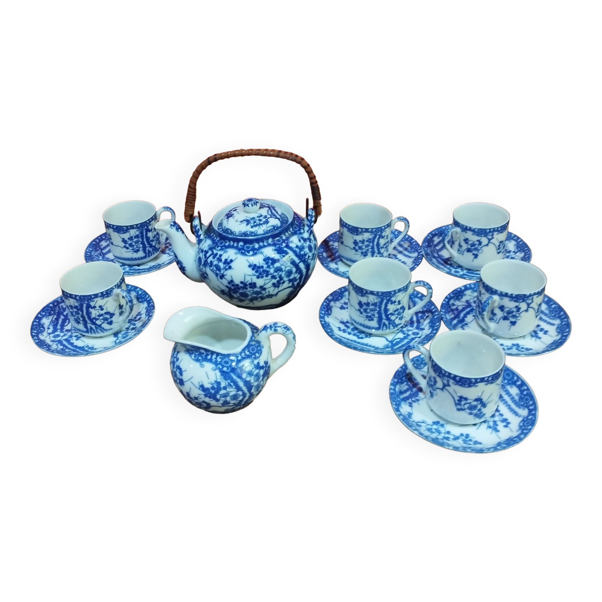 Japanese tea set consisting of 16 pieces in blue porcelain - floral motif