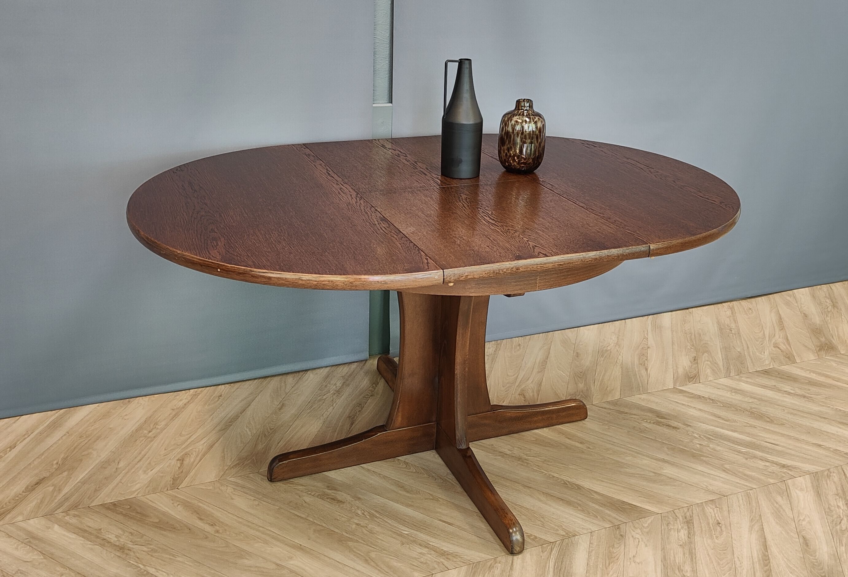 Mid-century extendable dining table
