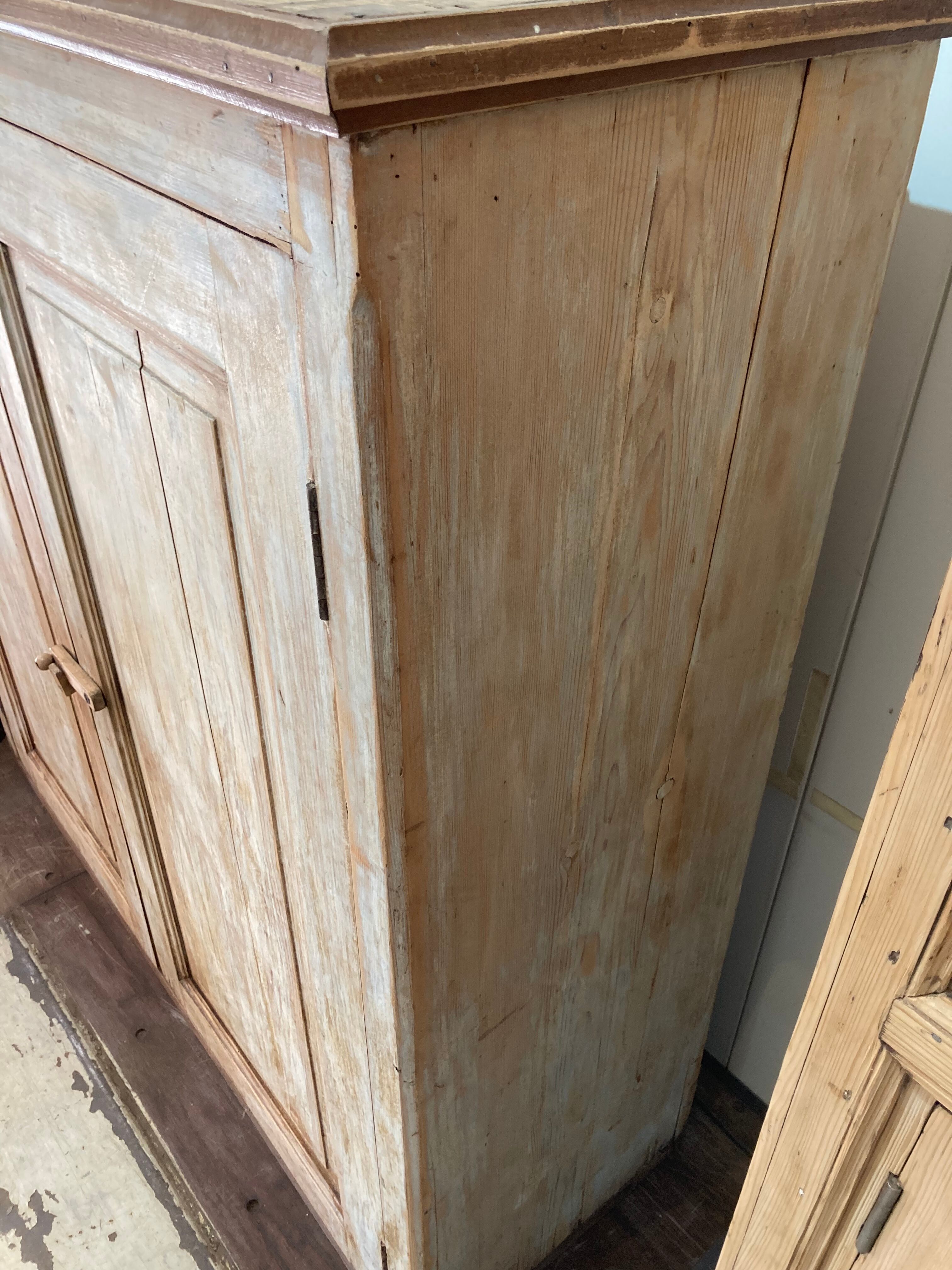 Trade furniture 2 doors patinated