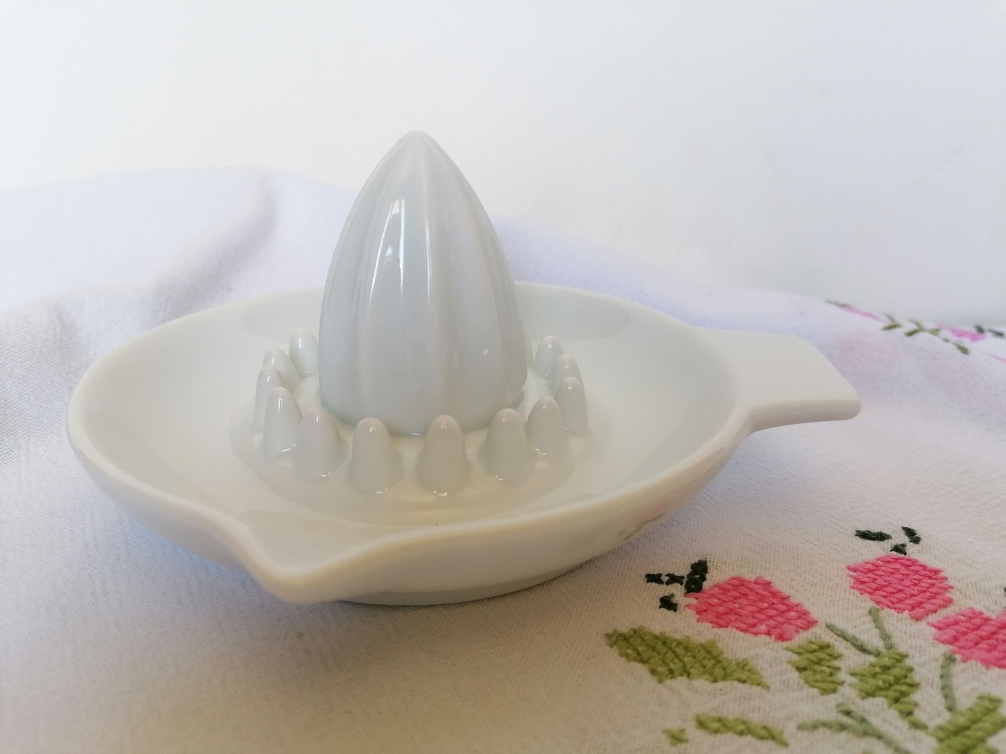 Presse agrume porcelaine blanche ancienne