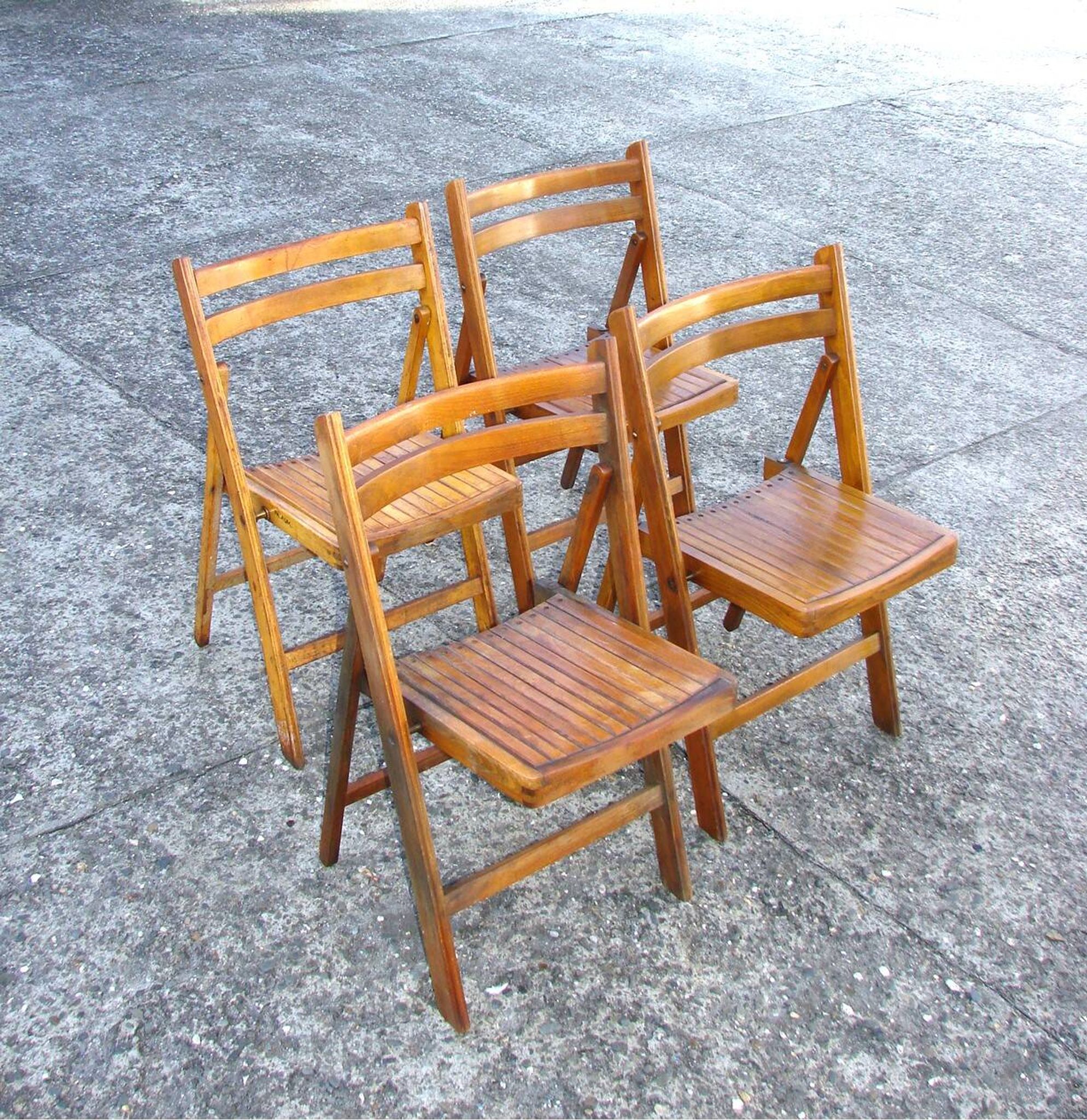 Un ensemble de 4 chaises pliantes en bois vintage, années 1970.