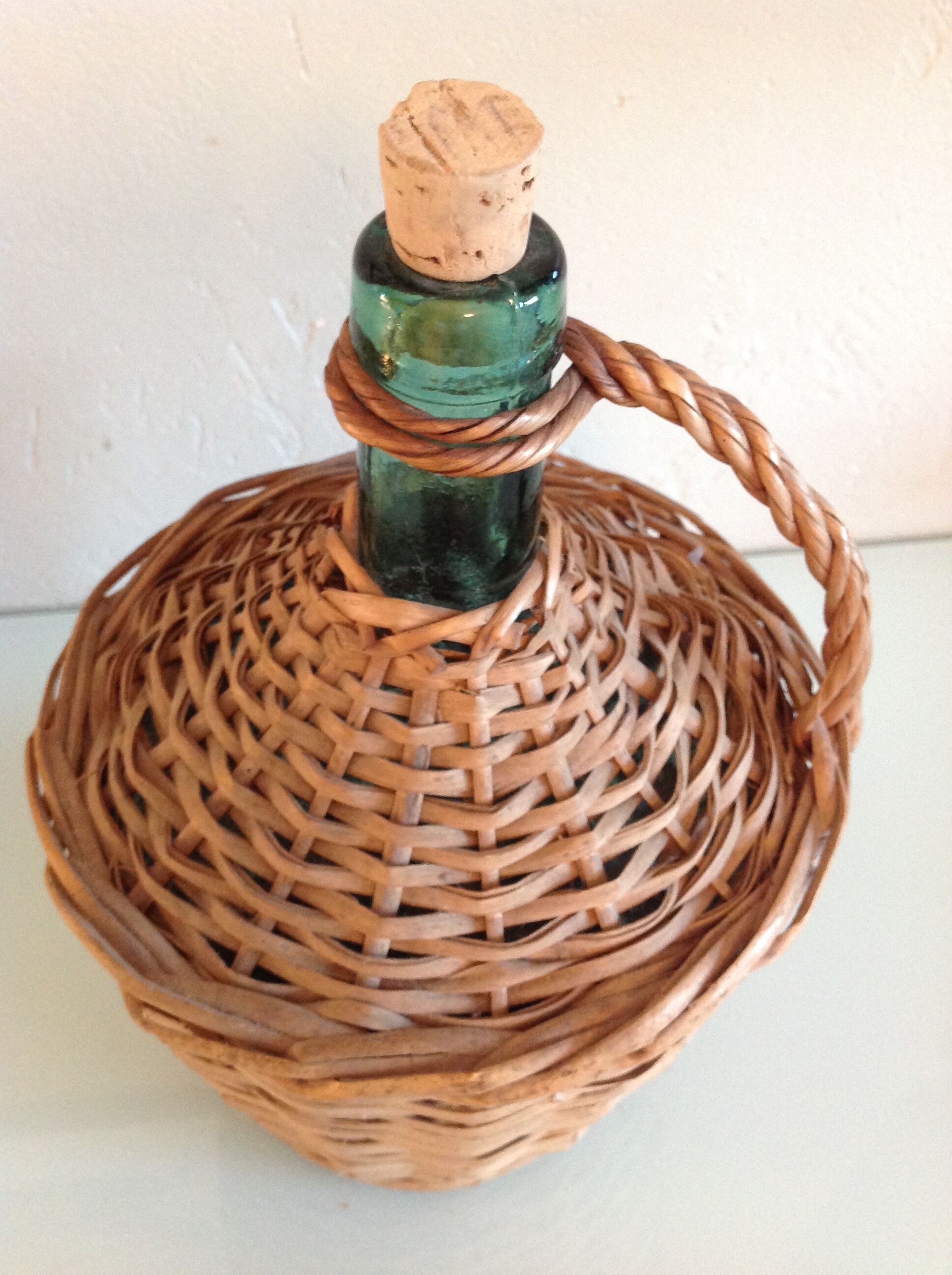 Bonbonne verte avec habillage en osier années 60/70