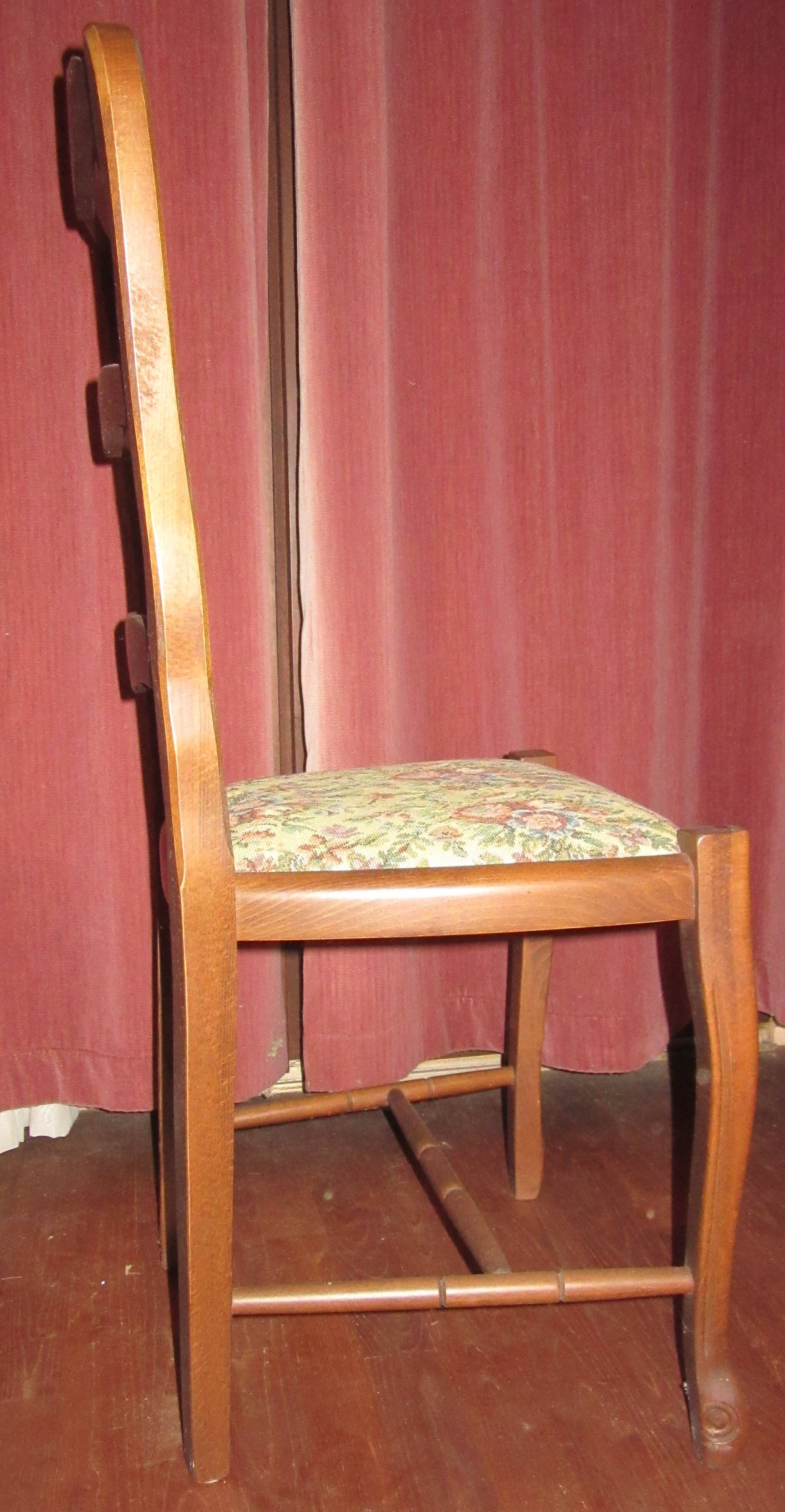Set of 2 wooden chairs