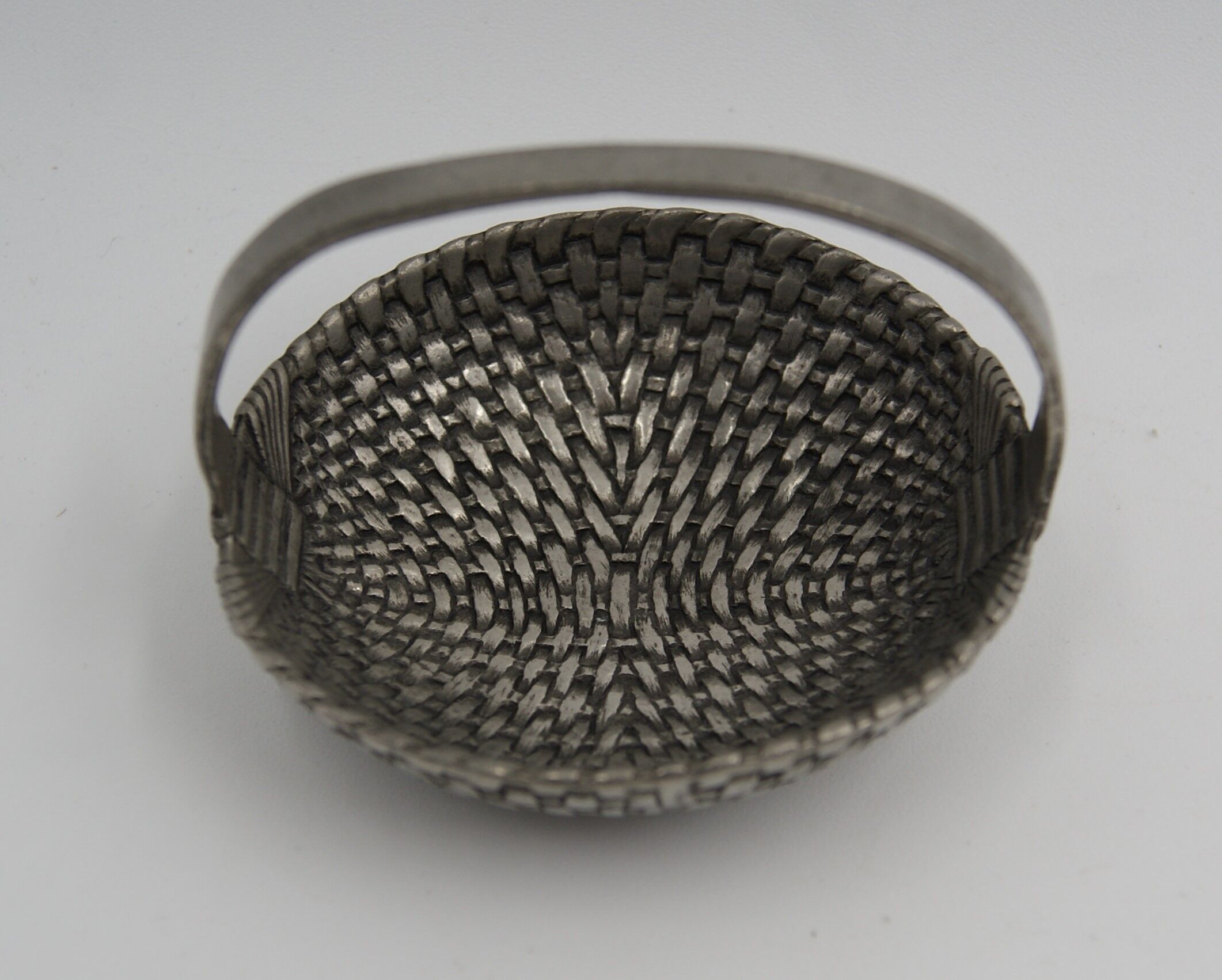 Basket tin braided deco vintage table