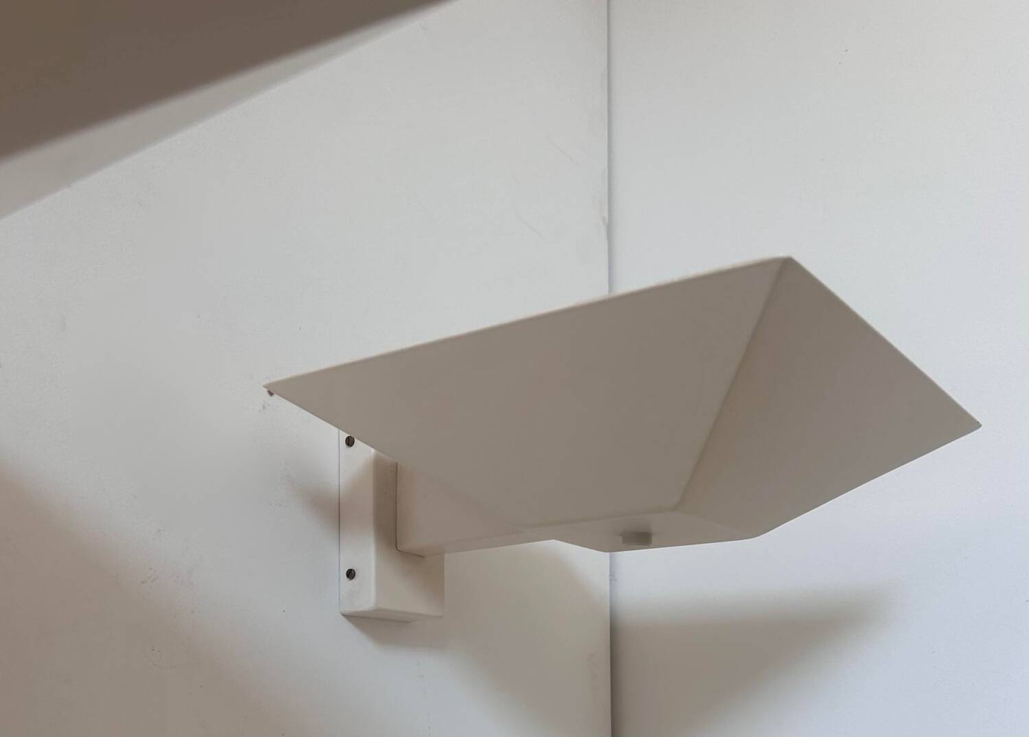 Set of modernist wall lights, white lacquered metal, France 1970