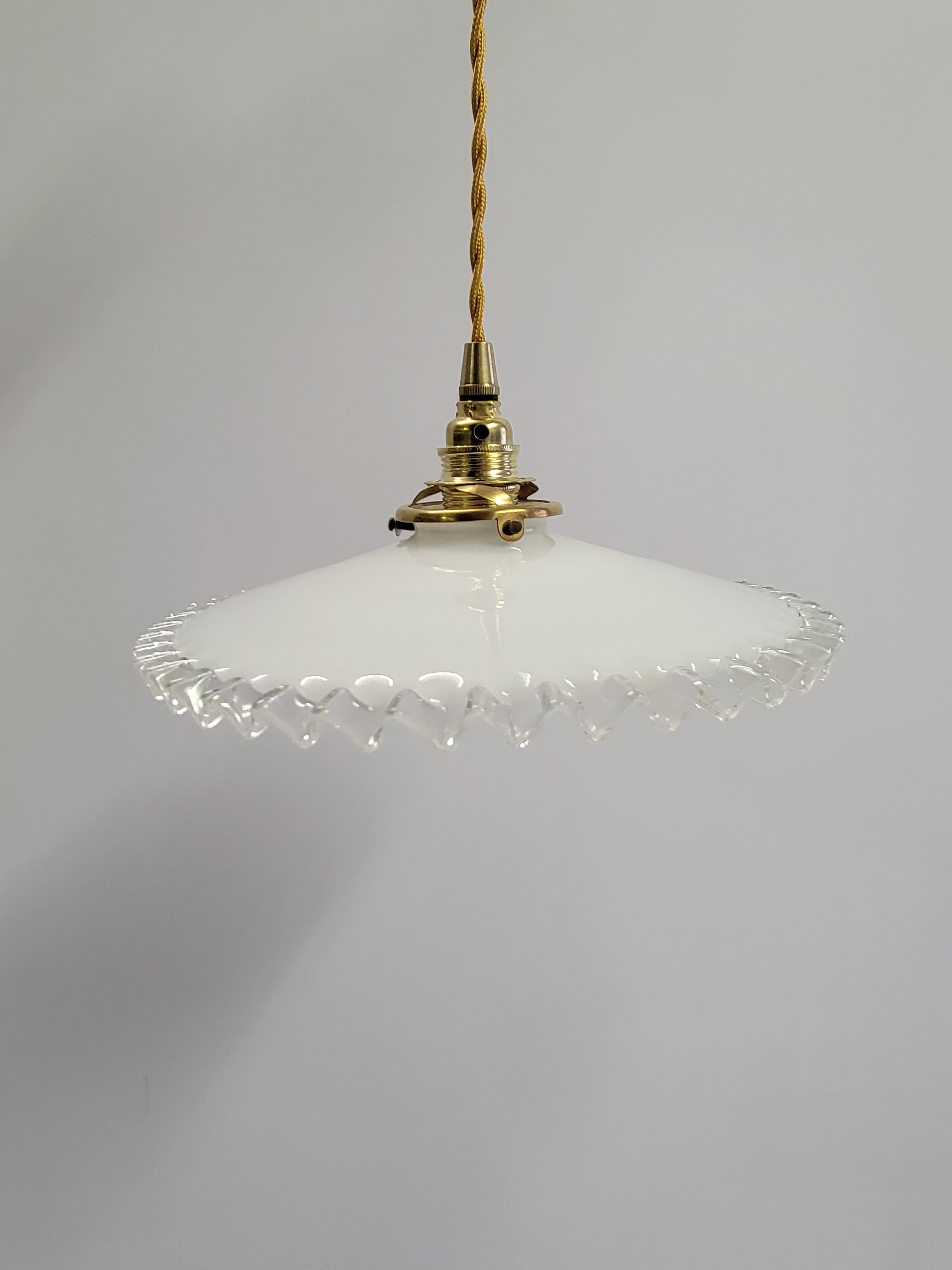 Serrated opaline suspension