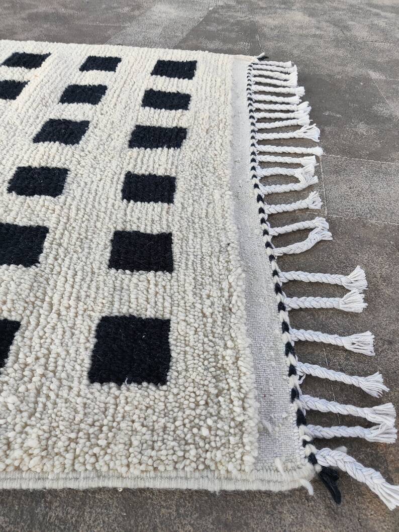 Handmade traditional Beni Ourain Berber rug, size 150 x 250 cm.