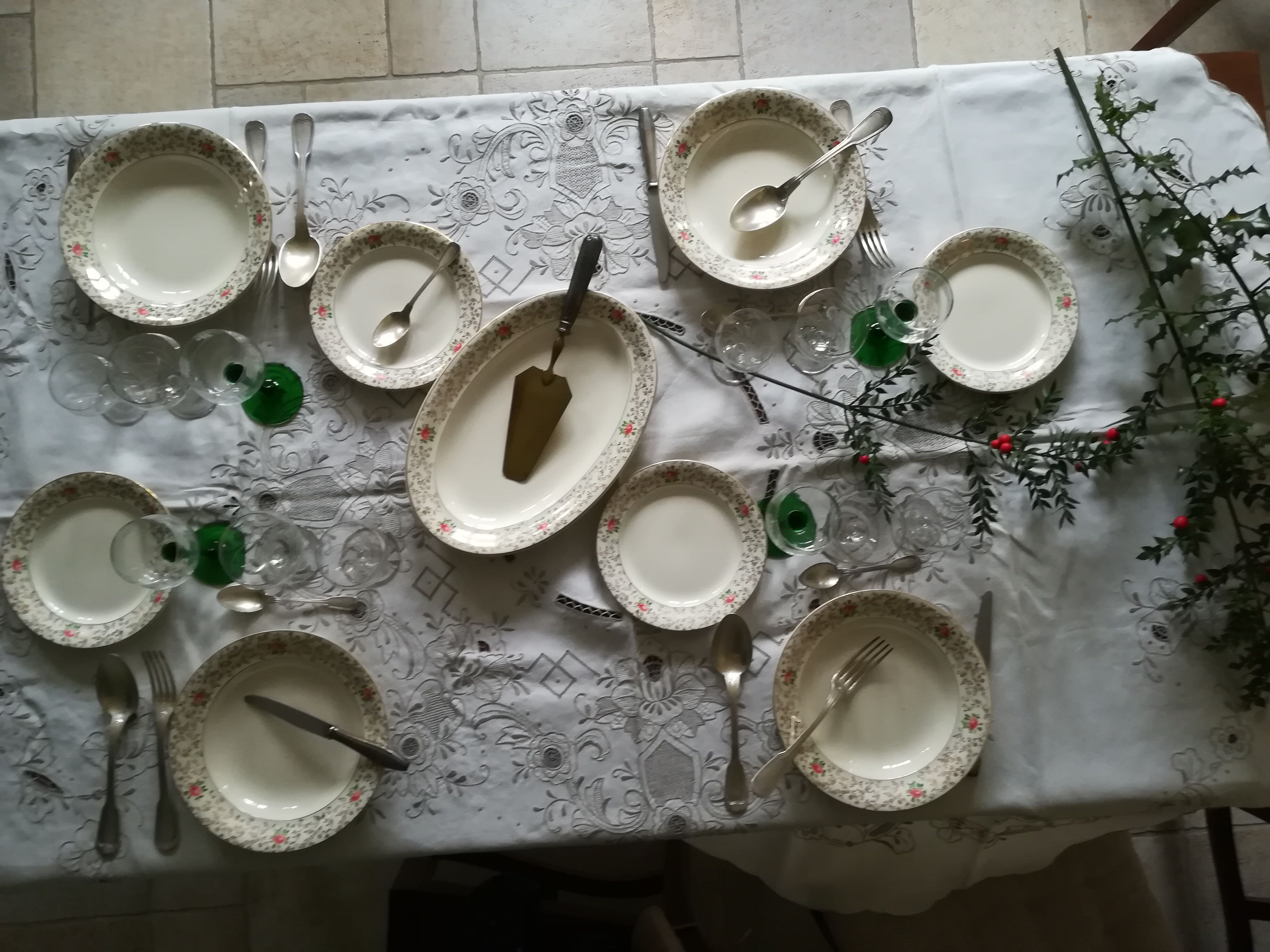 Round off-white tablecloth embroidered with grey flowers with 8 matching napkins - festive table