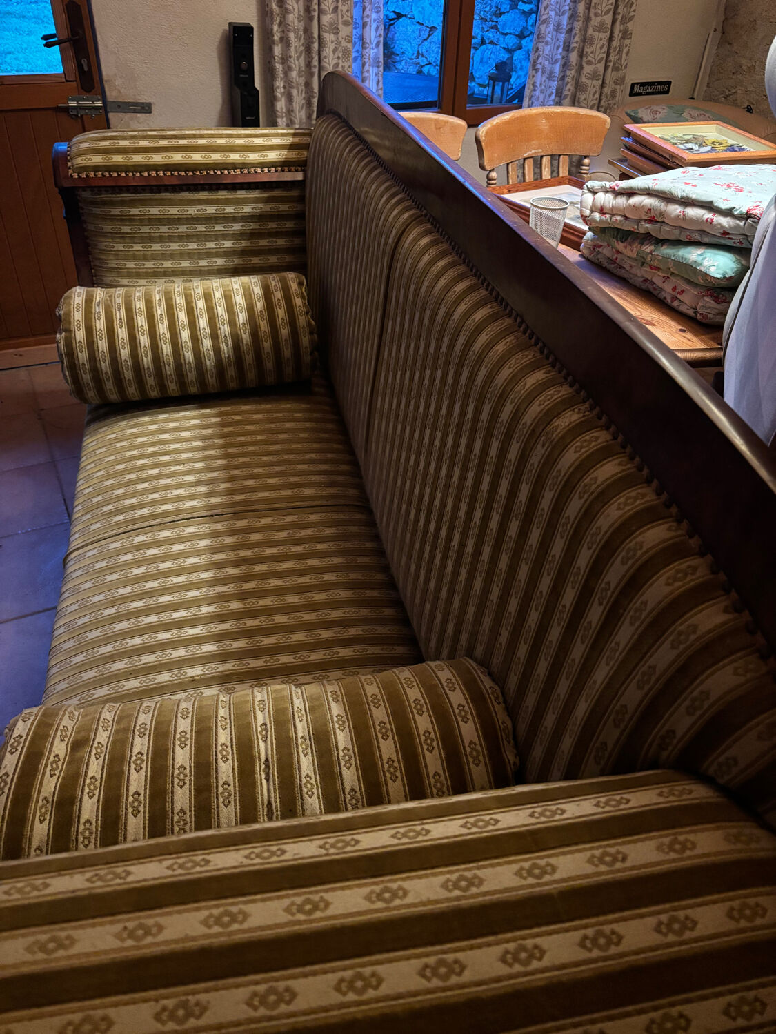 Canapé ancien de caractère en bois massif