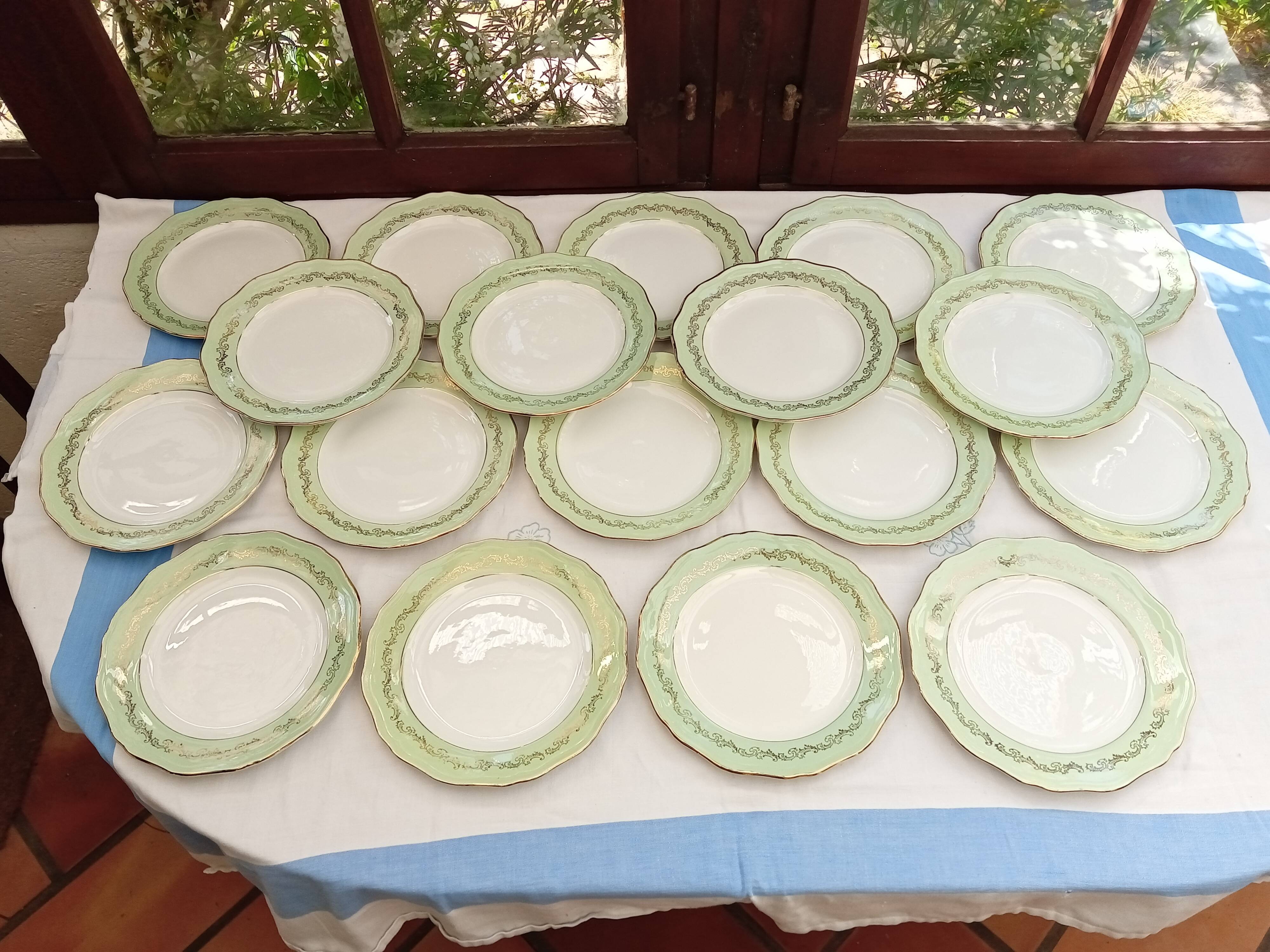 9 old flat plates L'Amandinoise
