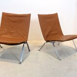 Paire de chauffeuses PK22 en cuir cognac par Poul Kjærholm pour E Kold Christensen