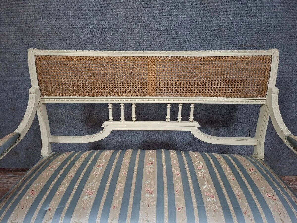 canapé / banquette de style Louis XVI, élégant et plein de charme.