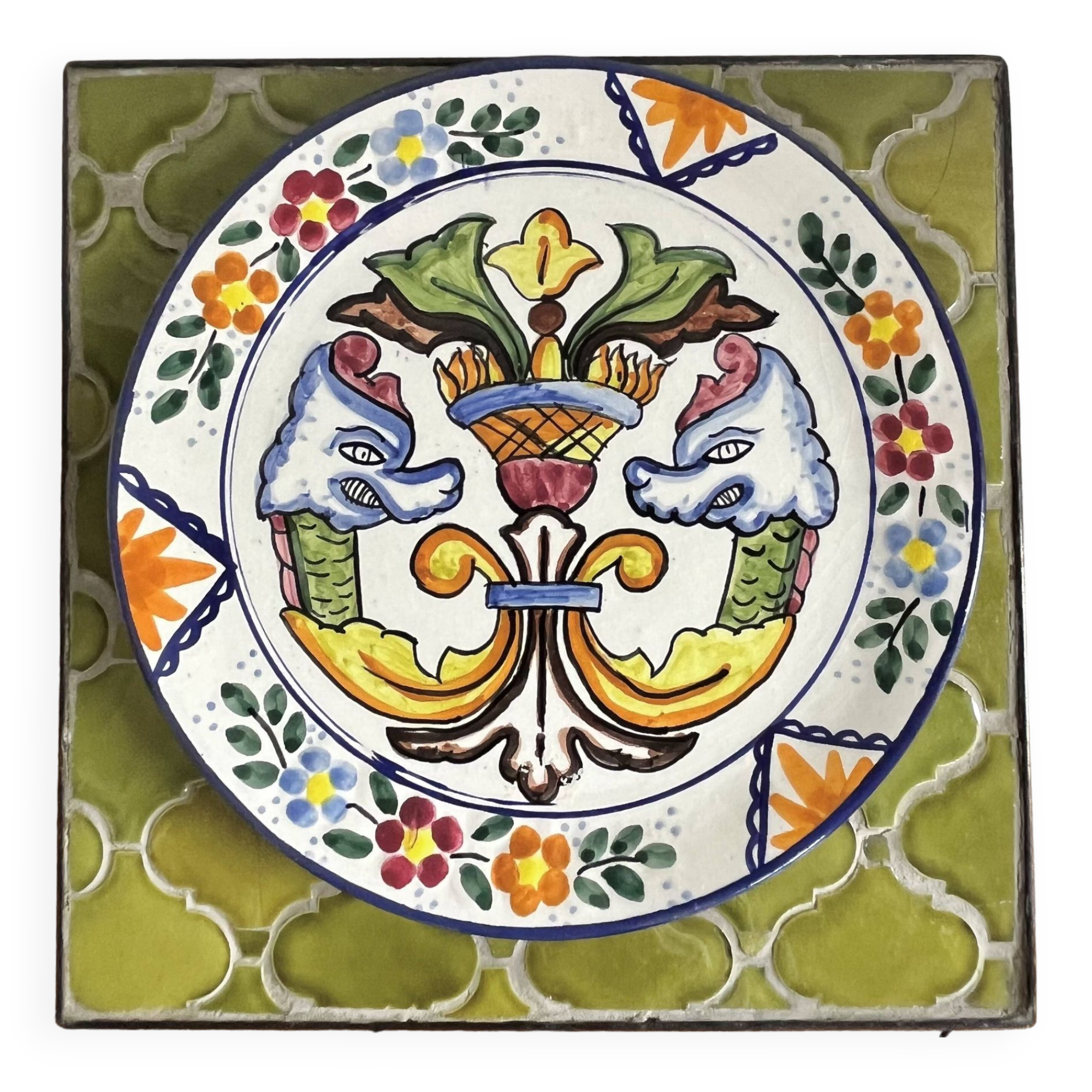 Assiette céramique décorative aux griffons