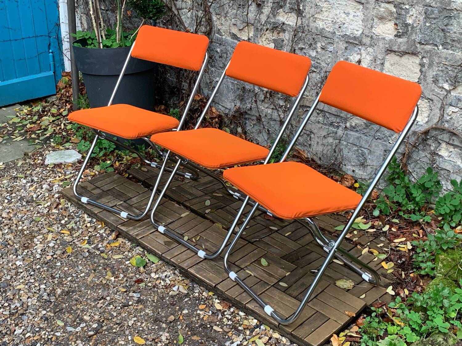 Framar orange felt folding chairs 1970