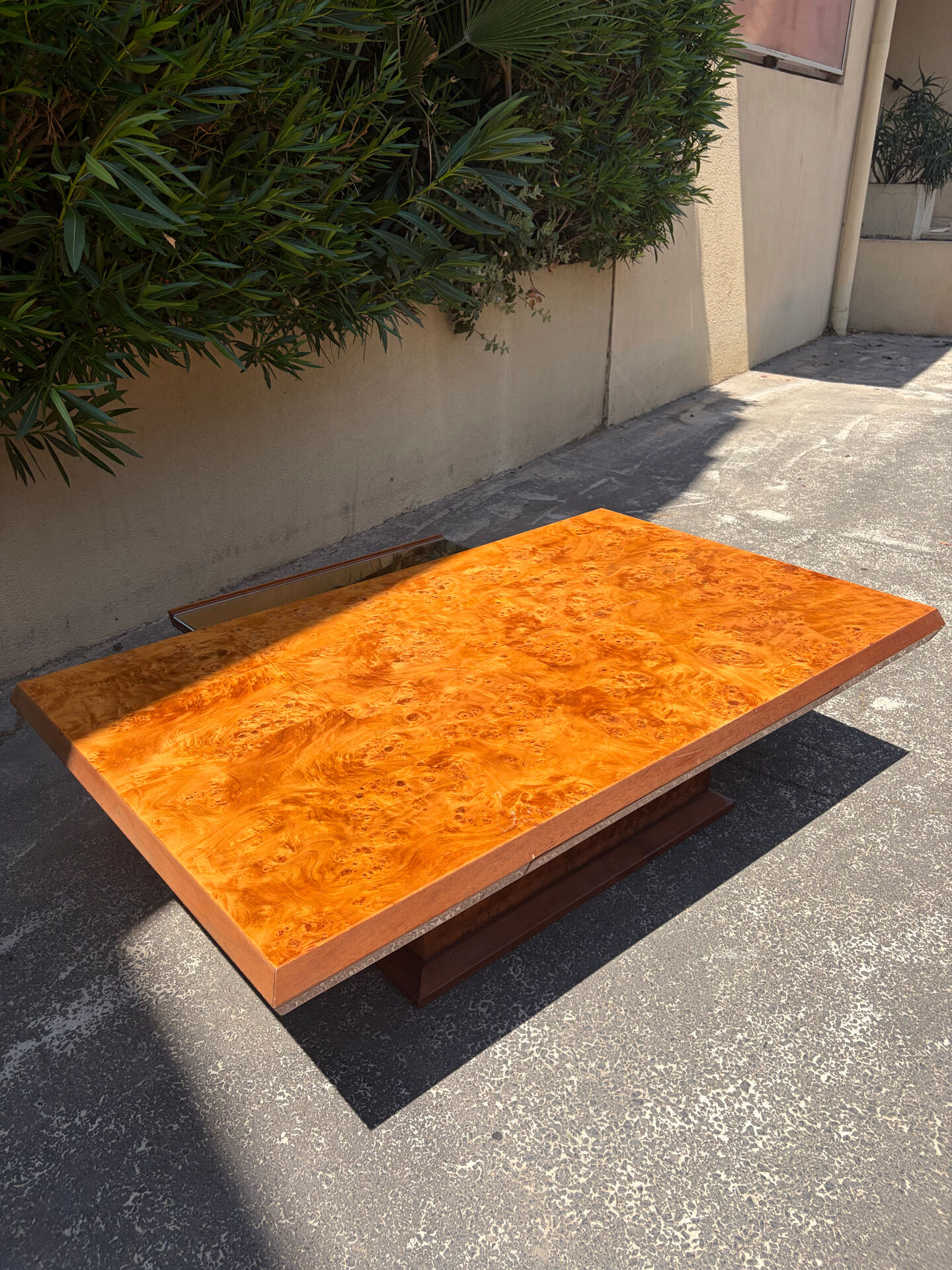 Coffee table in elm burl with 2 mirrored drawers from the 1970s.