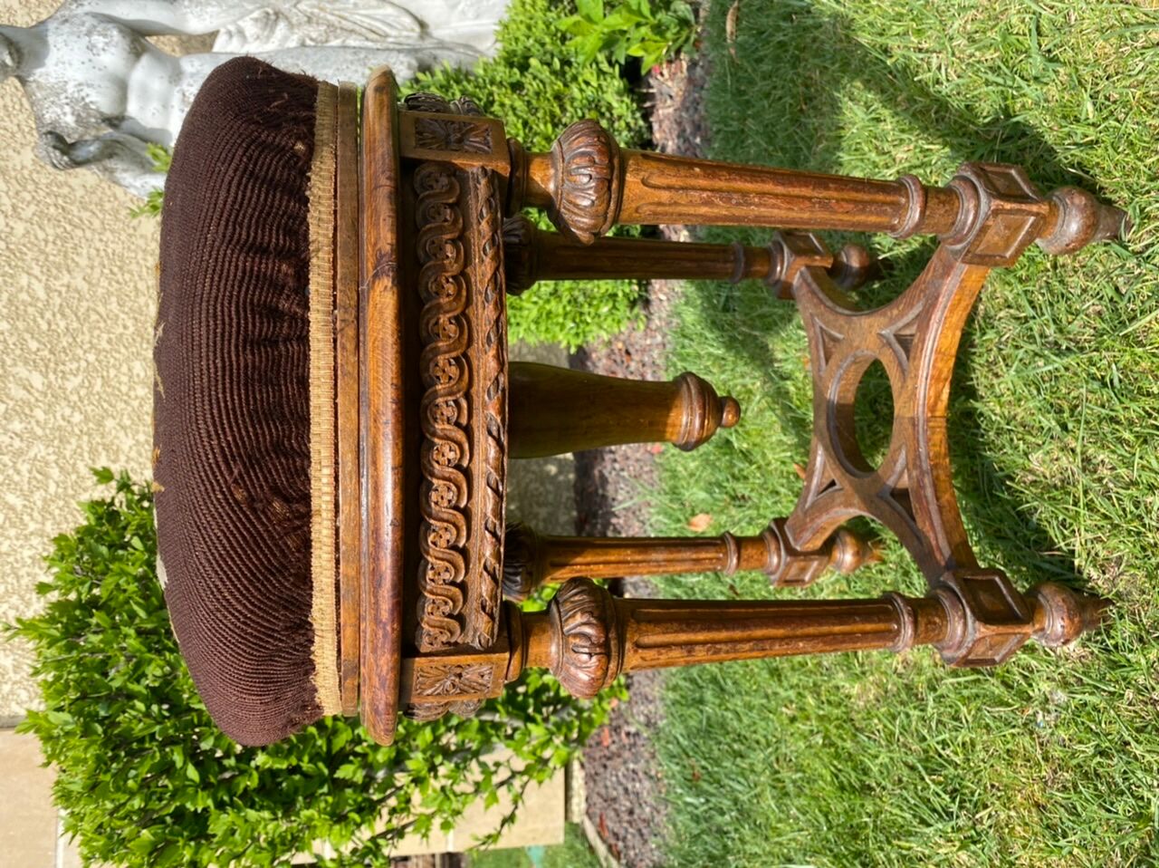 Piano stool in walnut style Louis XVI