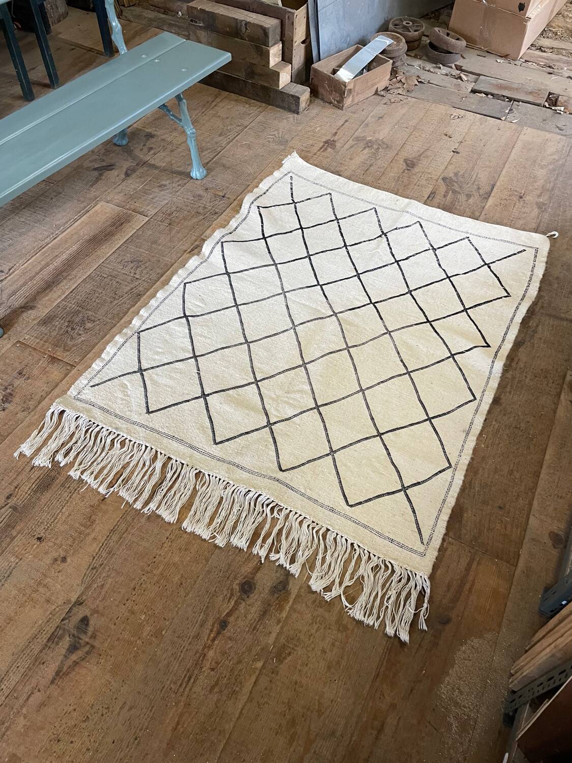 Berber carpet in beige wool with diamonds 140x105