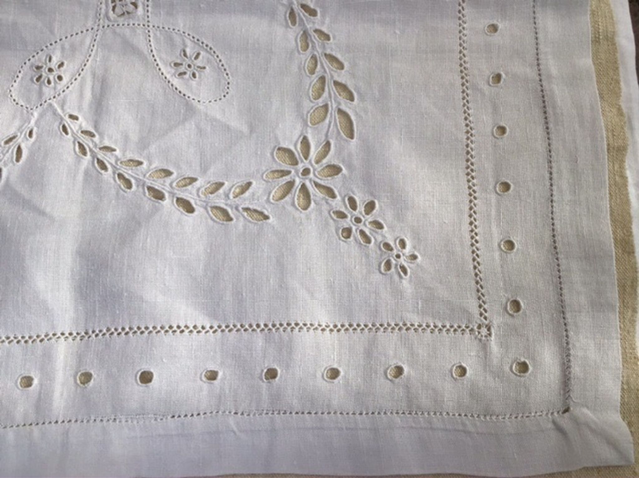Linen table centre
