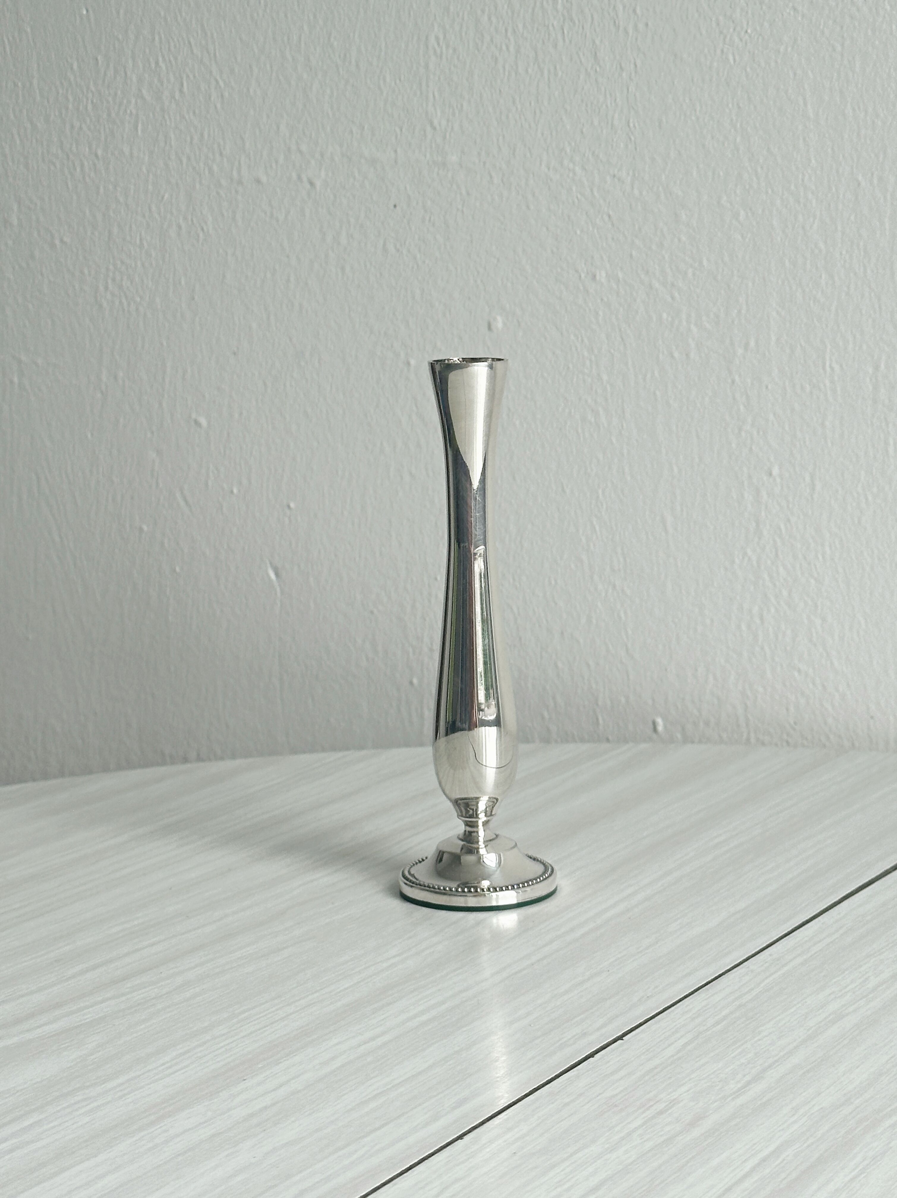 Petit vase soliflore en métal léger