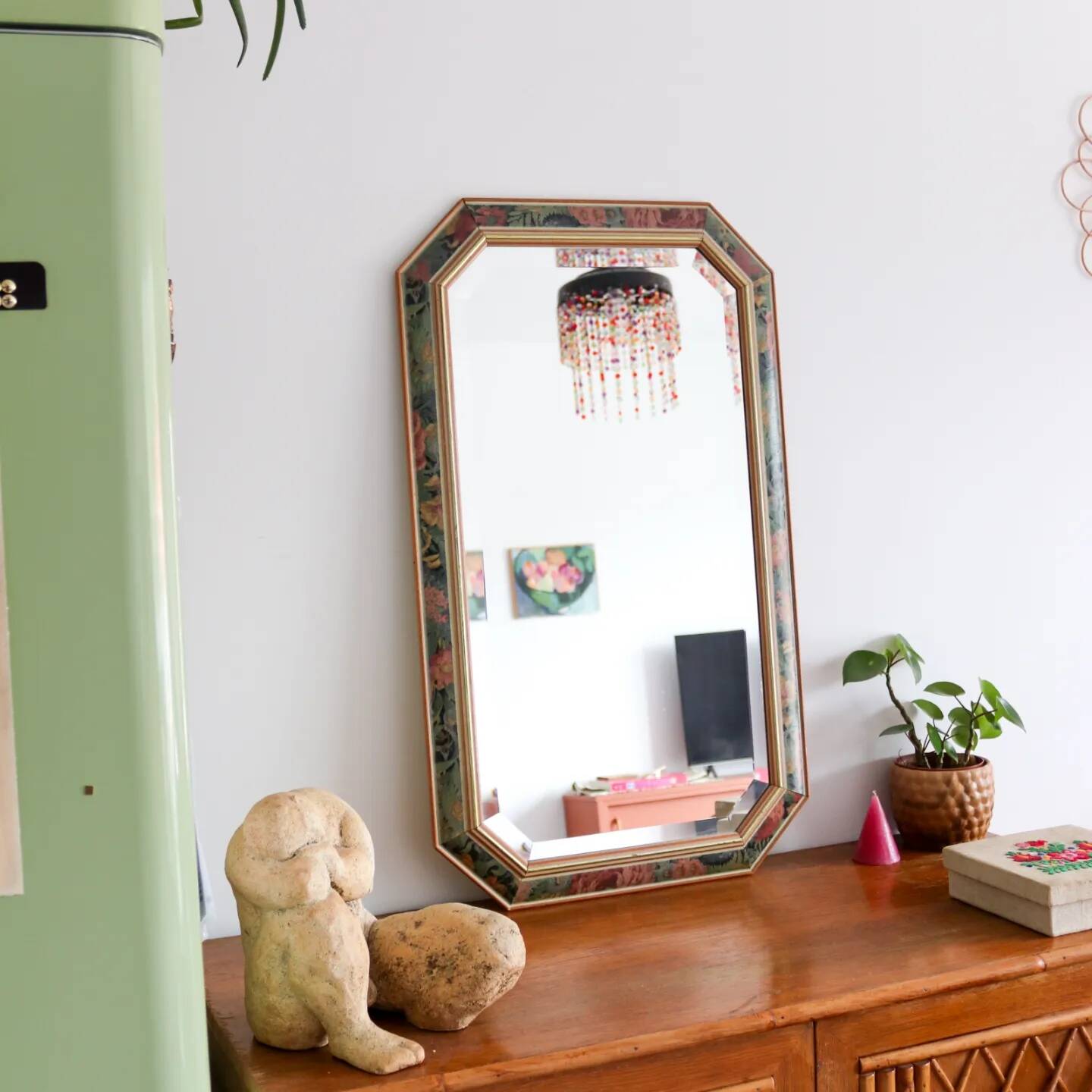 Miroir biseauté en bois peint vintage